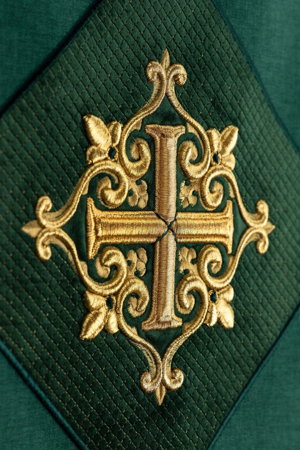Serweta na lektorium z haftowanym motywem krzyża zielona