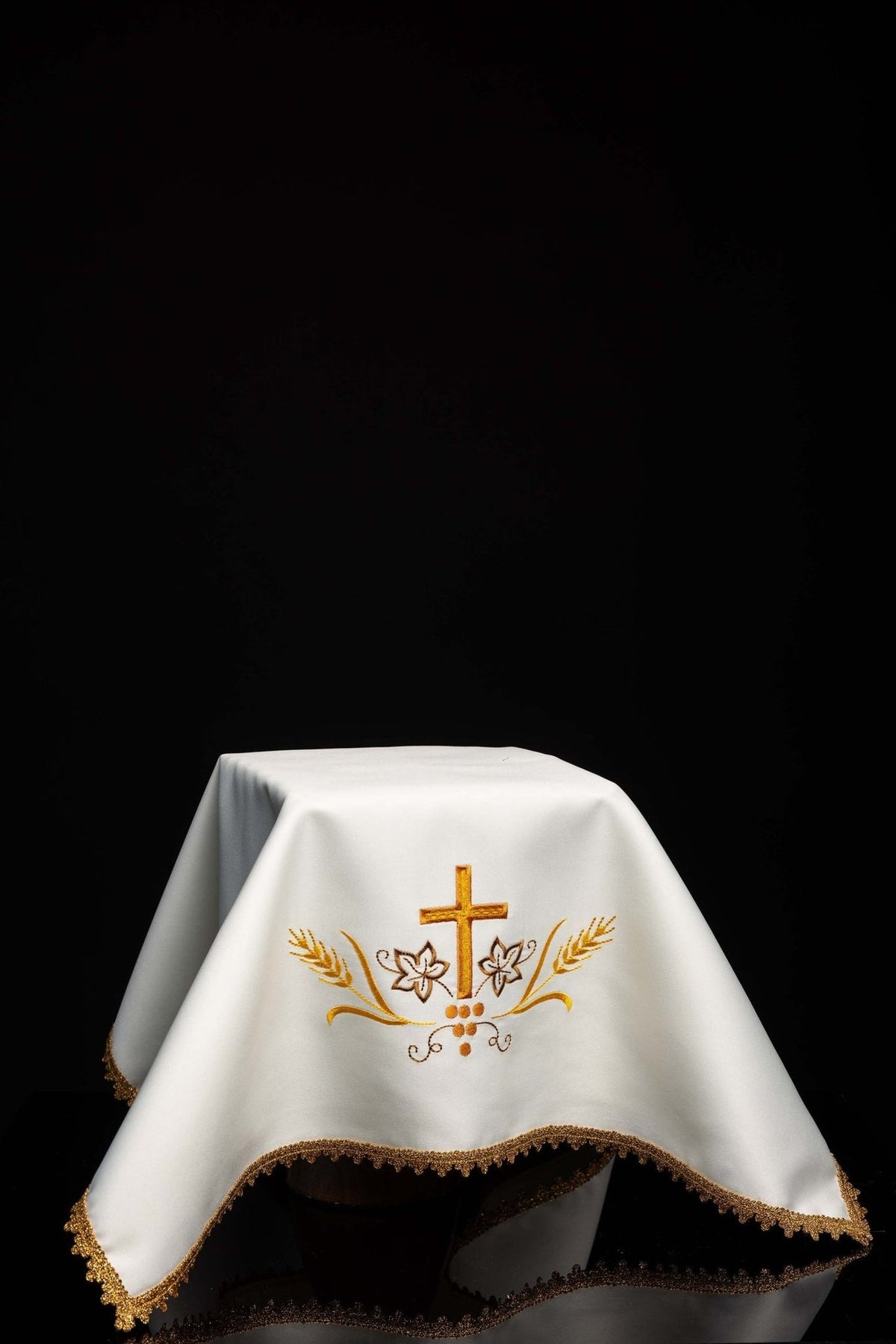 Zestaw czterech welonów na kielich z haftowanym motywem eucharystycznym