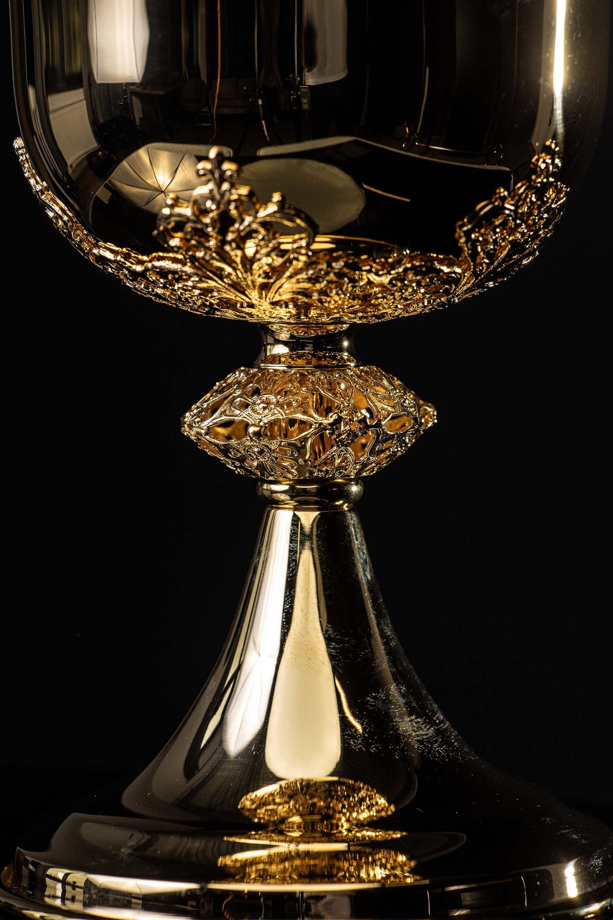 Handcrafted Gold-Plated Brass Ciborium, 8.75 in (22 cm)