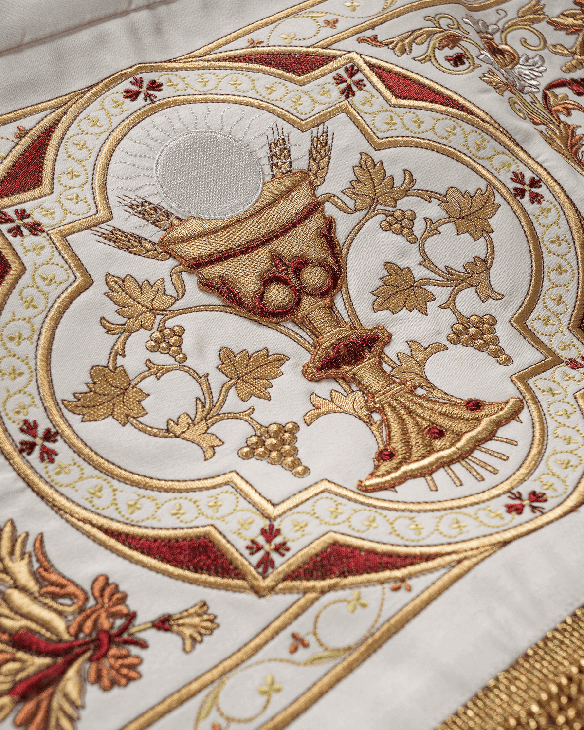 Medalion kielicha eucharystycznego z Hostią na baldachimie — złoty kielich z pateną, winorośl i kłosy pszenicy