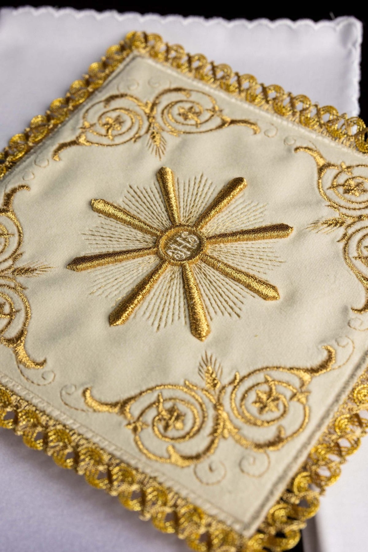 Bielizna kielichowa ecru z haftem słońca eucharystycznego