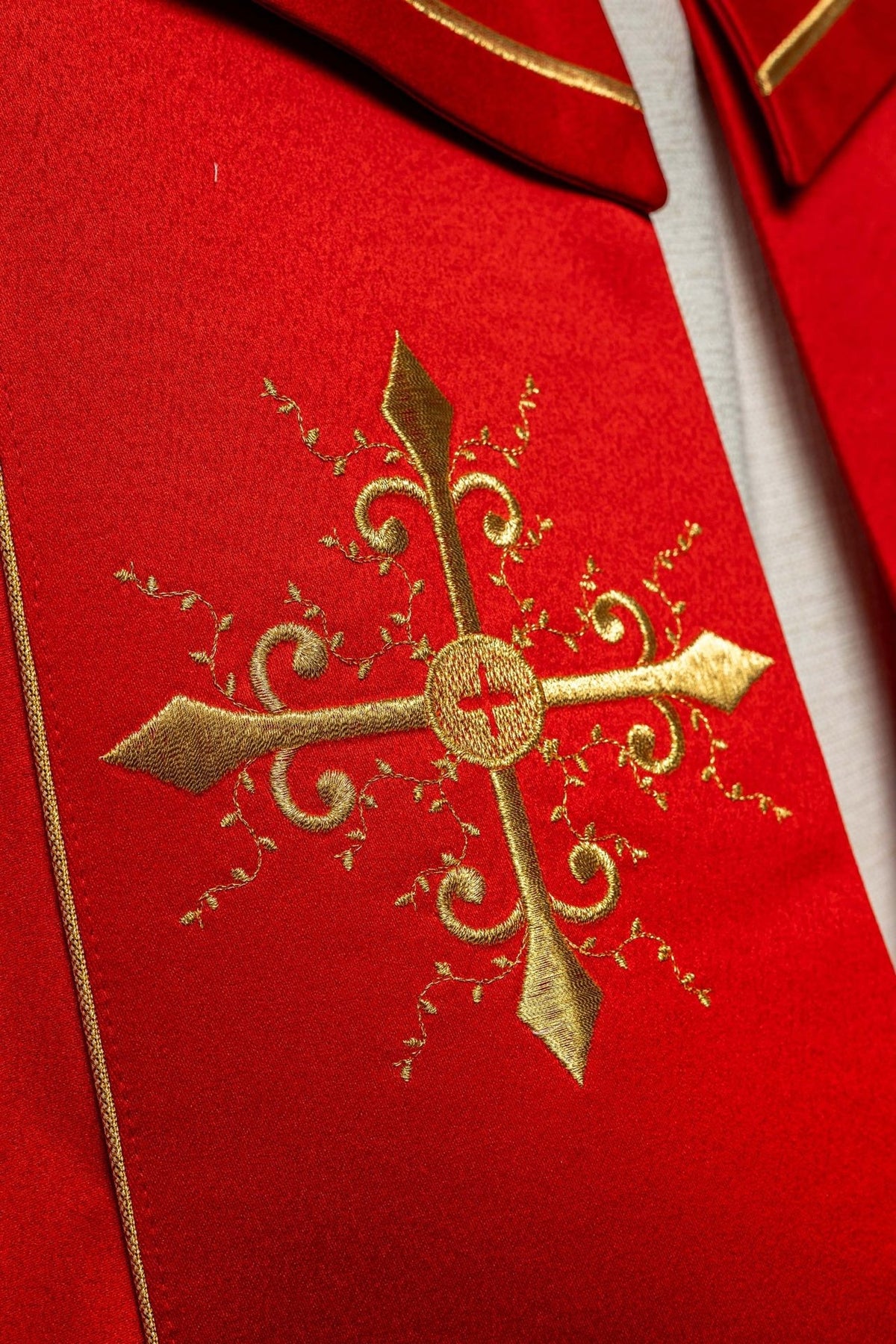 Czerwona kapa liturgiczna z haftem w złote krzyże