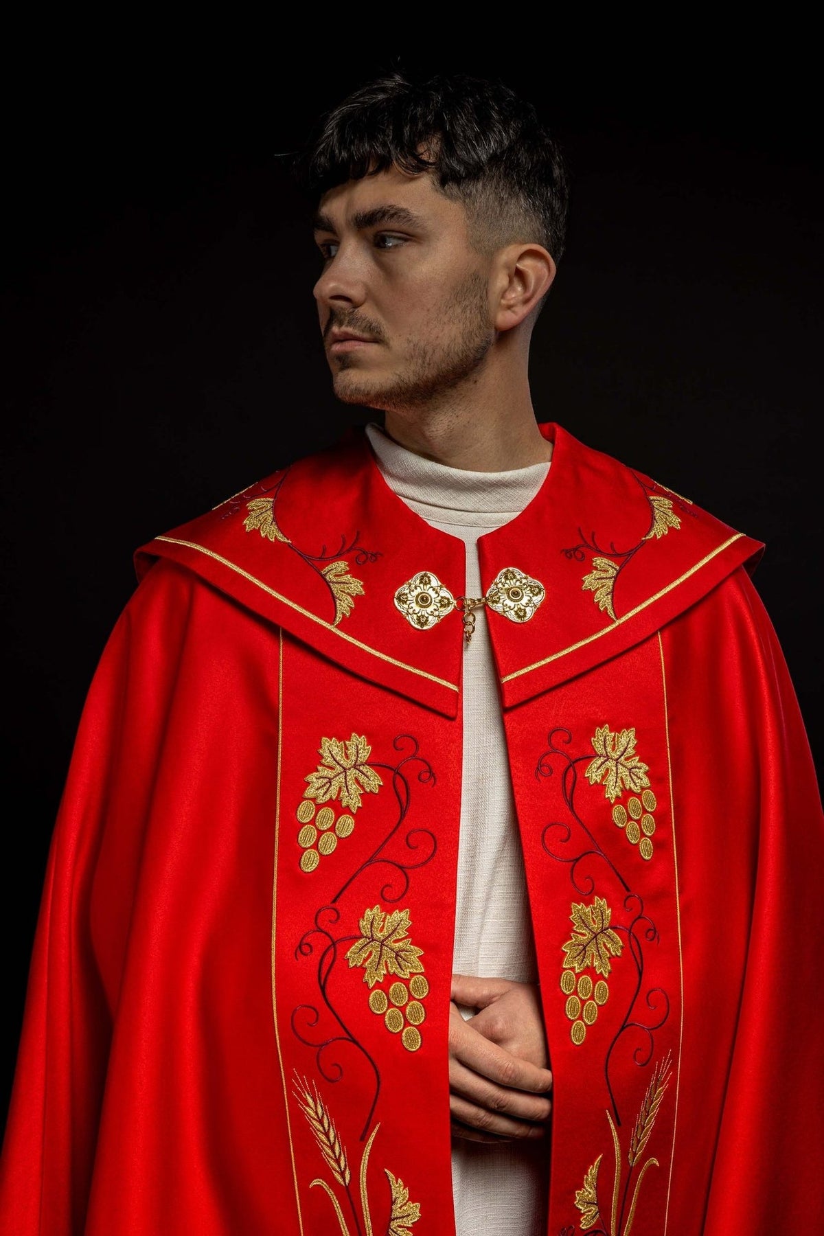 Czerwona kapa liturgiczna z złotym haftem IHS i winogron