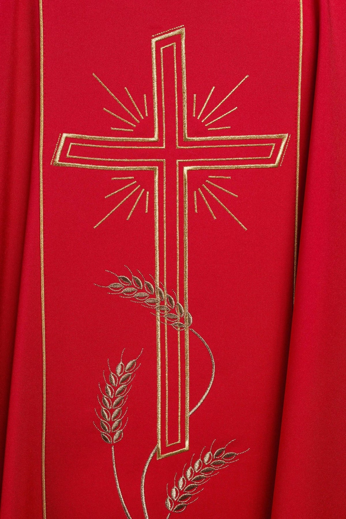 Czerwony ornat z szerokim haftowanym złotym pasem Krzyż IHS