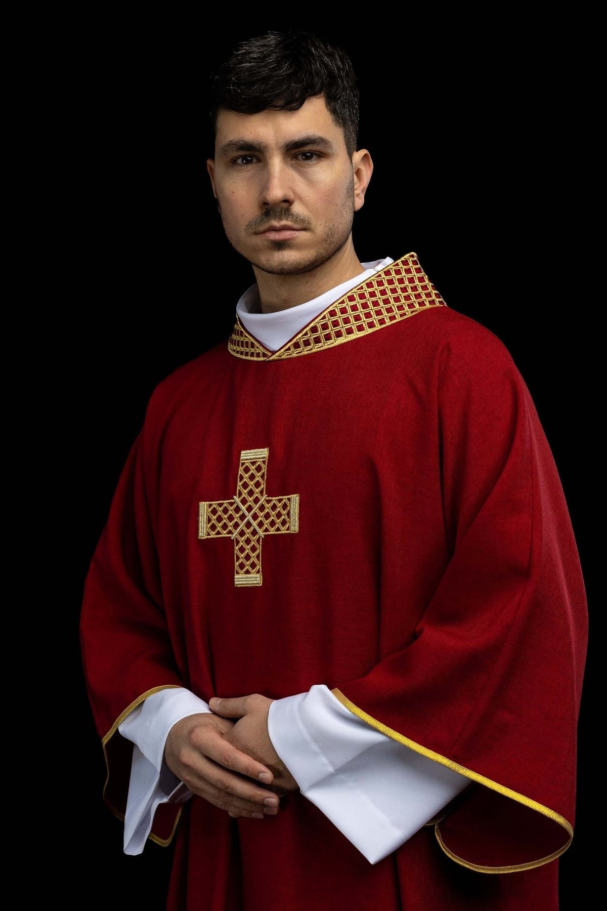 Dalmatyka z haftowanymi krzyżami i kołnierzem czerwona