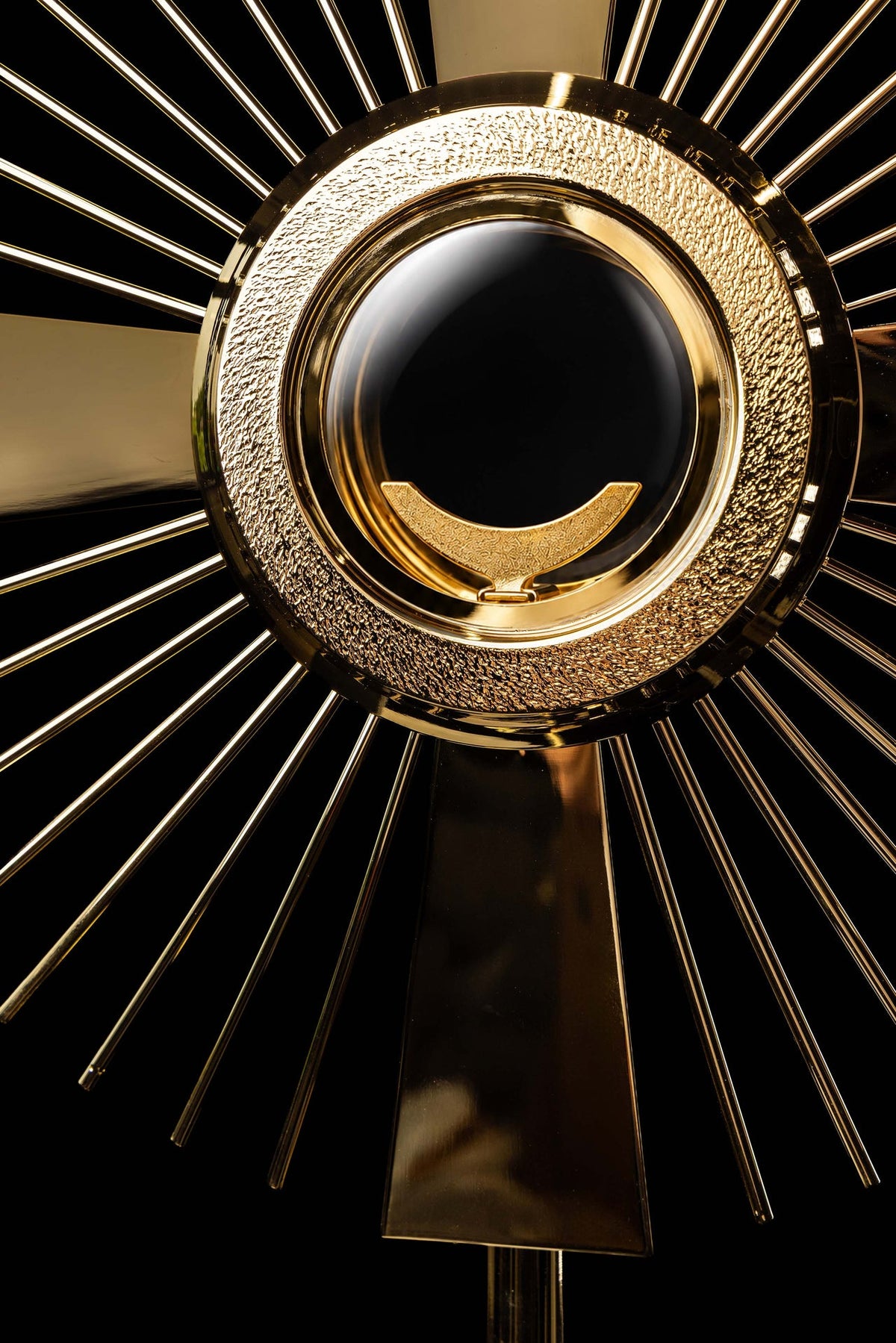 Gold-plated brass monstrance close-up of the luna, frame, and cross motif