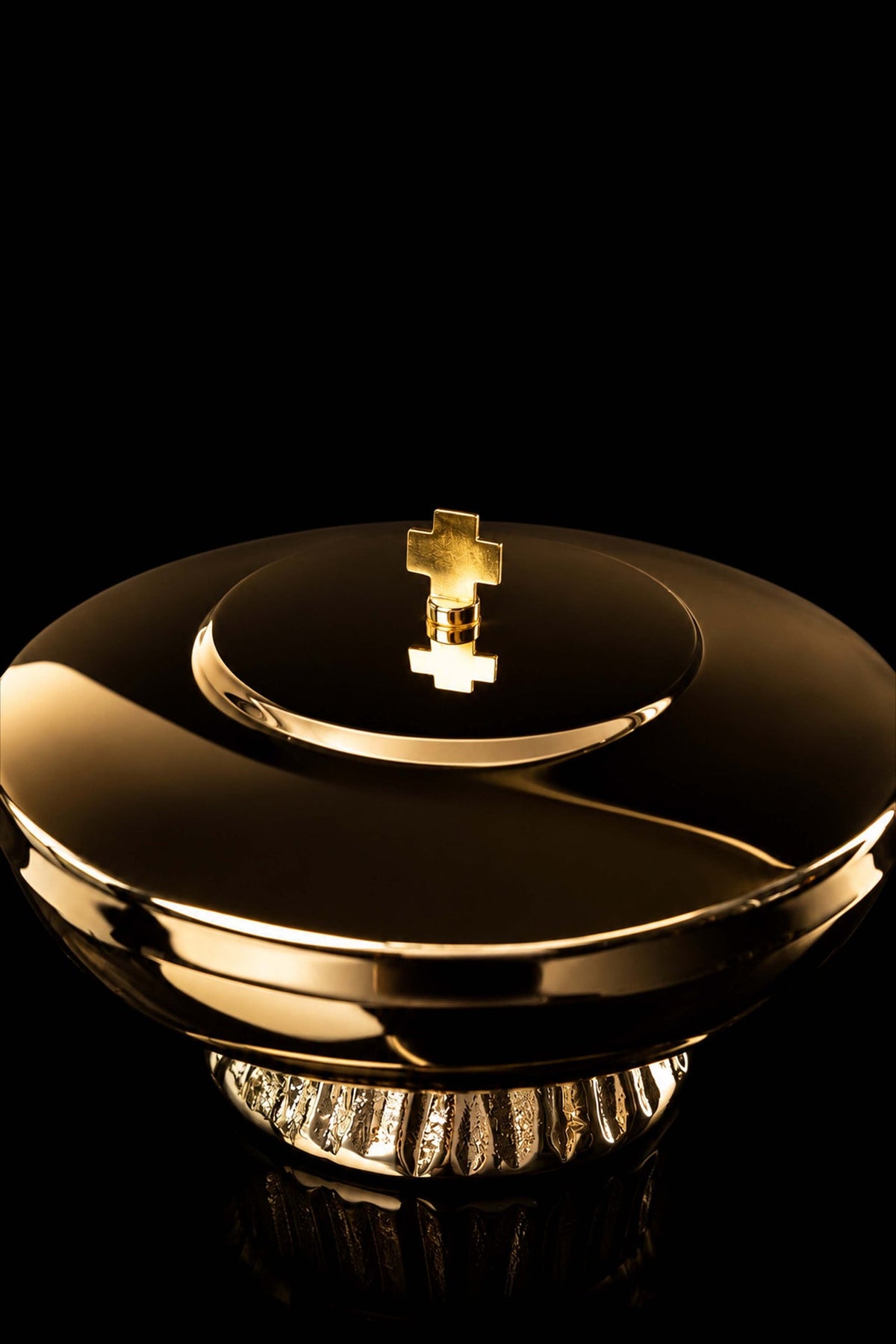 Gold-plated brass ciborium, close-up of cross finial and fitted lid