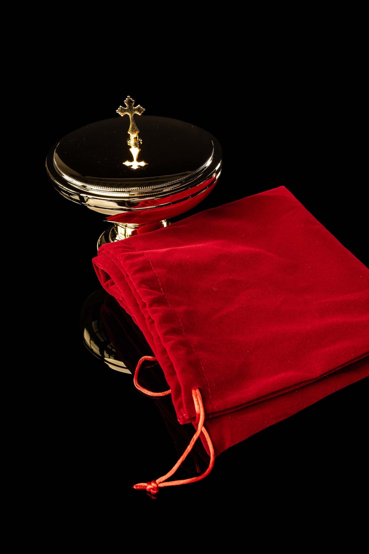 Ciborium with red protective storage bag