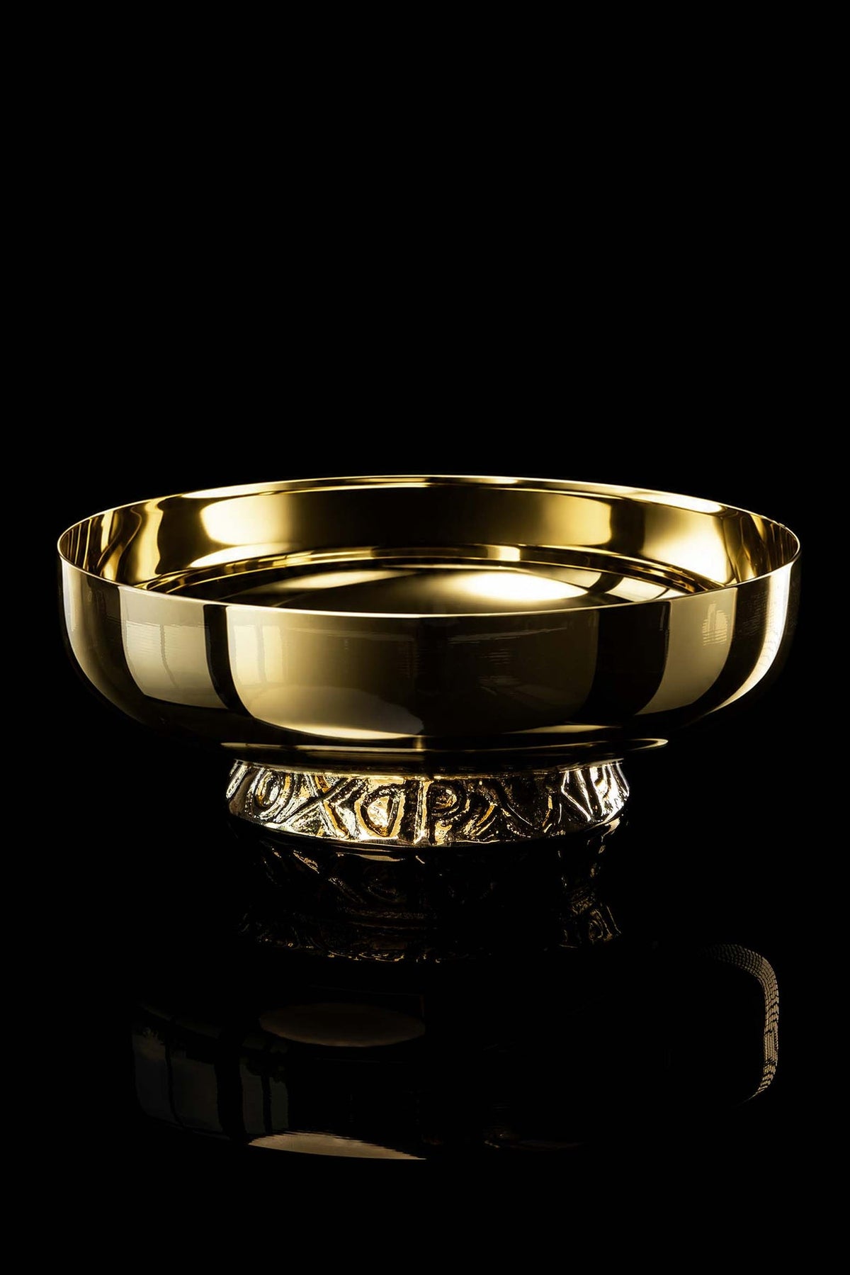Gold-plated paten with decorative nodus, 6.25 in (16 cm), front view