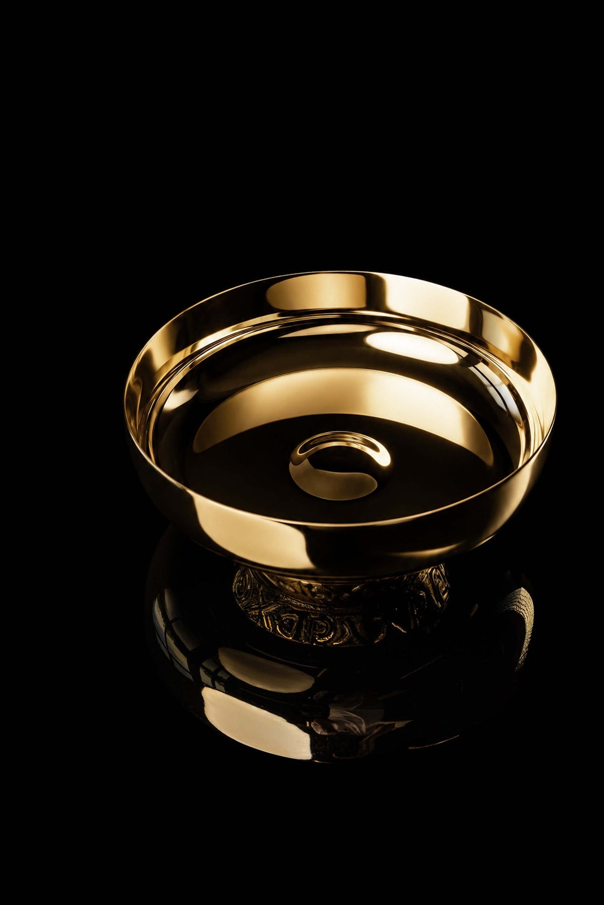 Gold-plated paten top view showing raised center nodus
