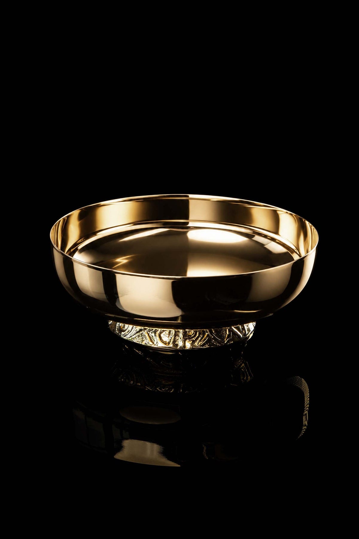 Gold-plated paten front view showing shallow bowl and textured nodus