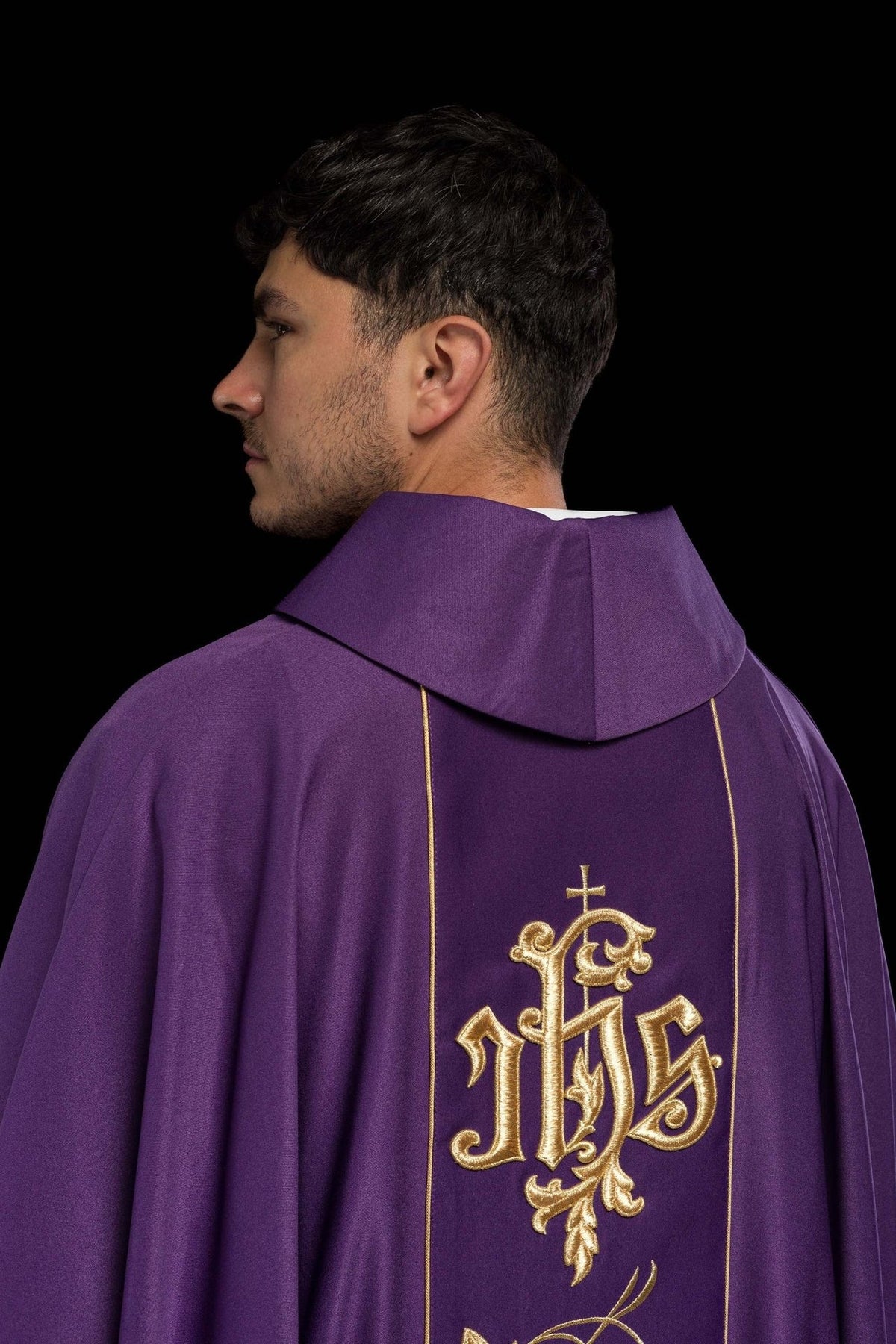 Fioletowy ornat liturgiczny z bogato zdobionym pasem motywem florystycznym i IHS
