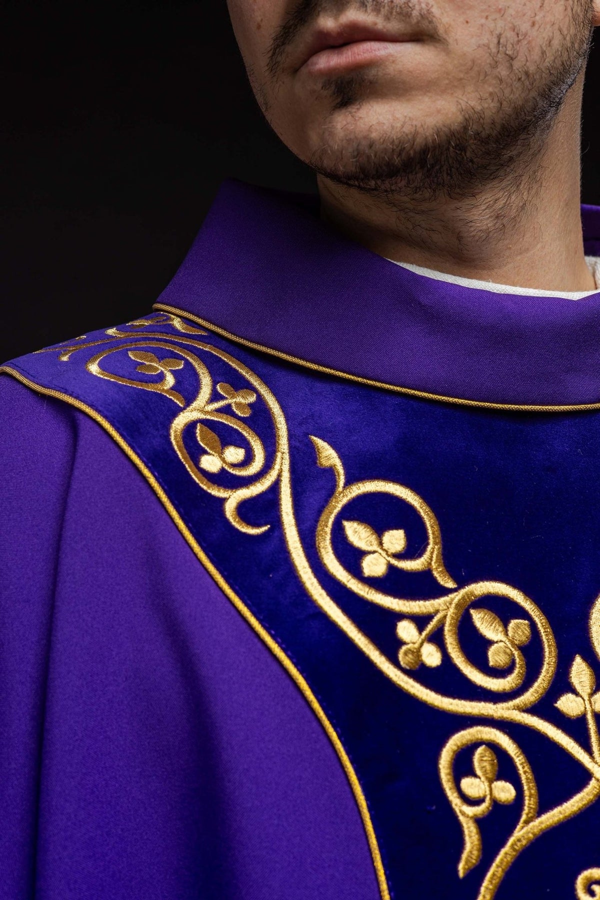 Fioletowy ornat liturgiczny zdobiony haftem na aksamicie