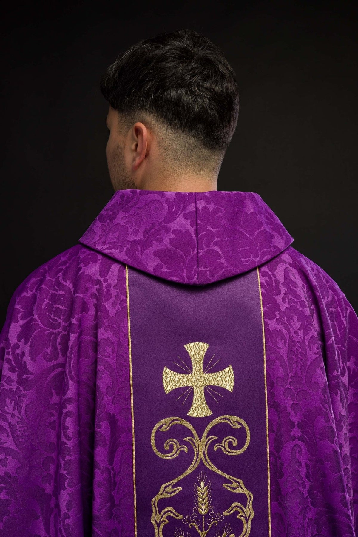 Fioletowy ornat liturgiczny zdobiony haftowanym pasem
