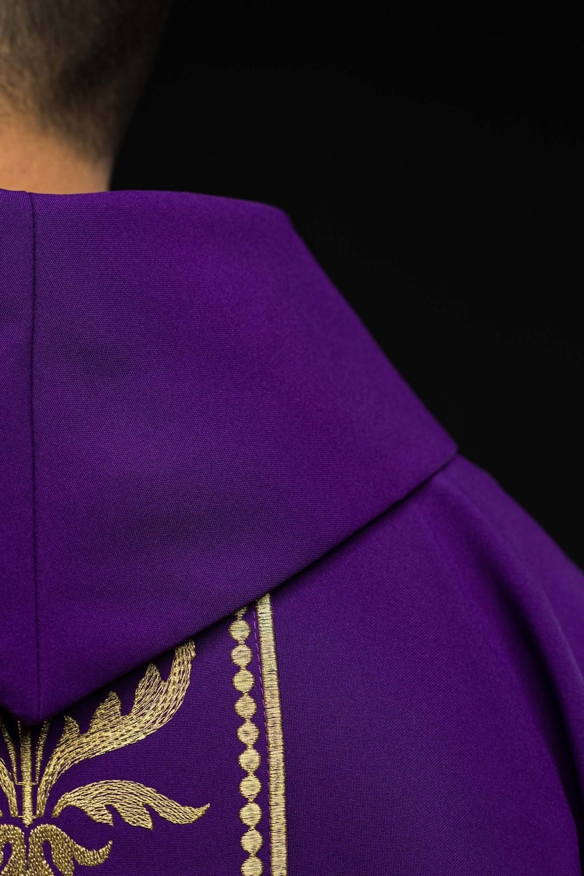 Fioletowy ornat liturgiczny zdobiony złotym pasem haftowanym