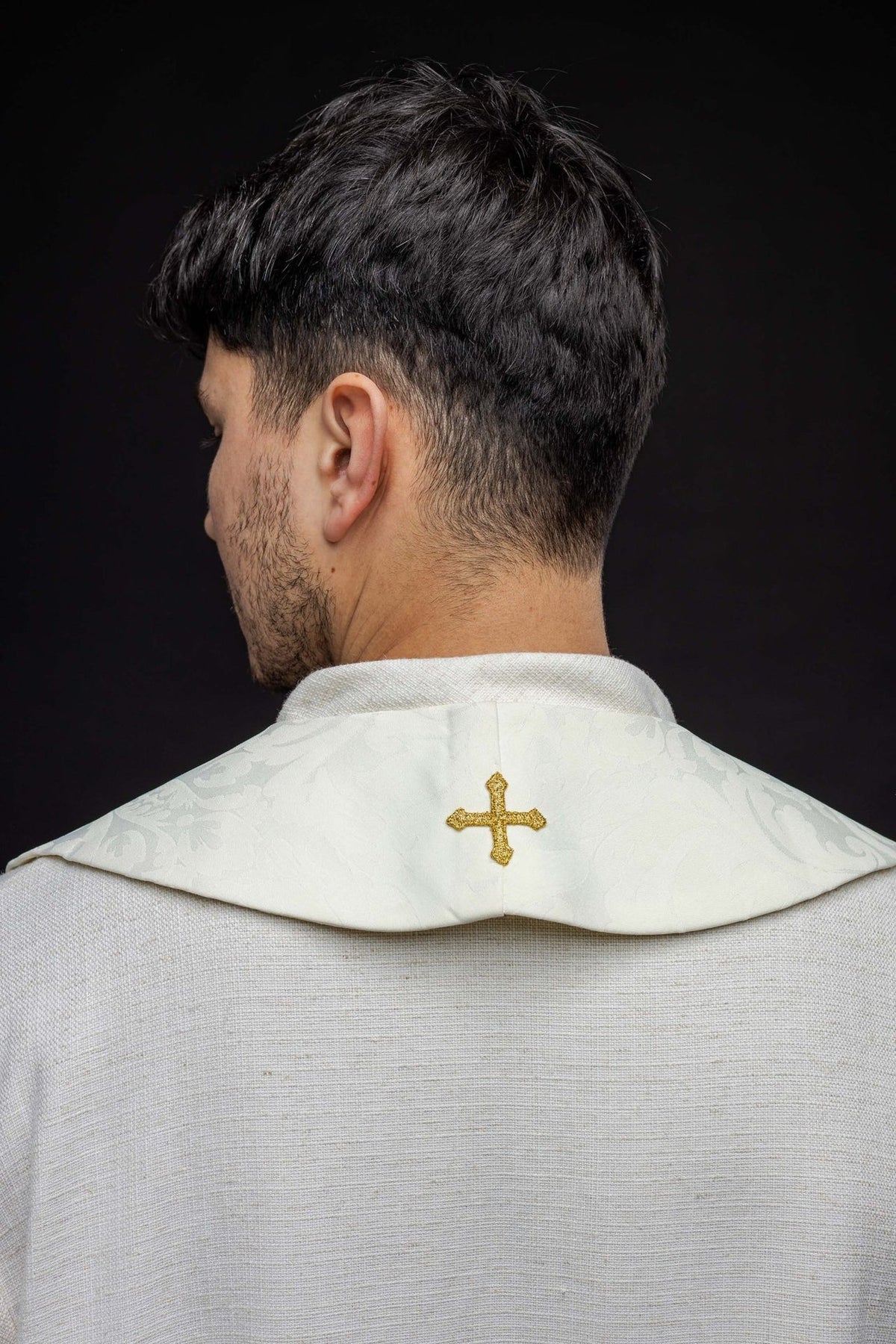 Roman stole back view showing an ecru collar with a gold cross