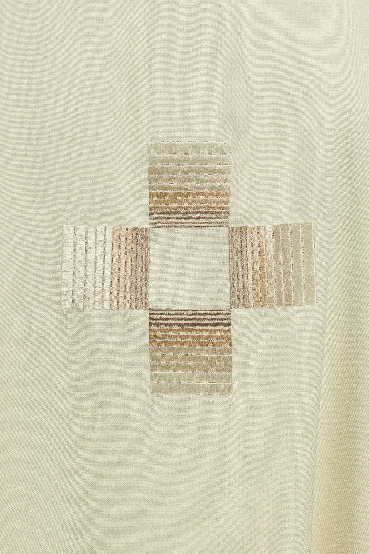 Ecru chasuble close-up of the back cross embroidery