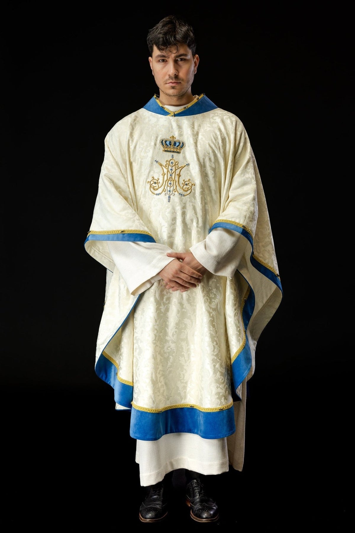 Marian chasuble three-quarter front view with ivory fabric, blue velvet and gold embroidery