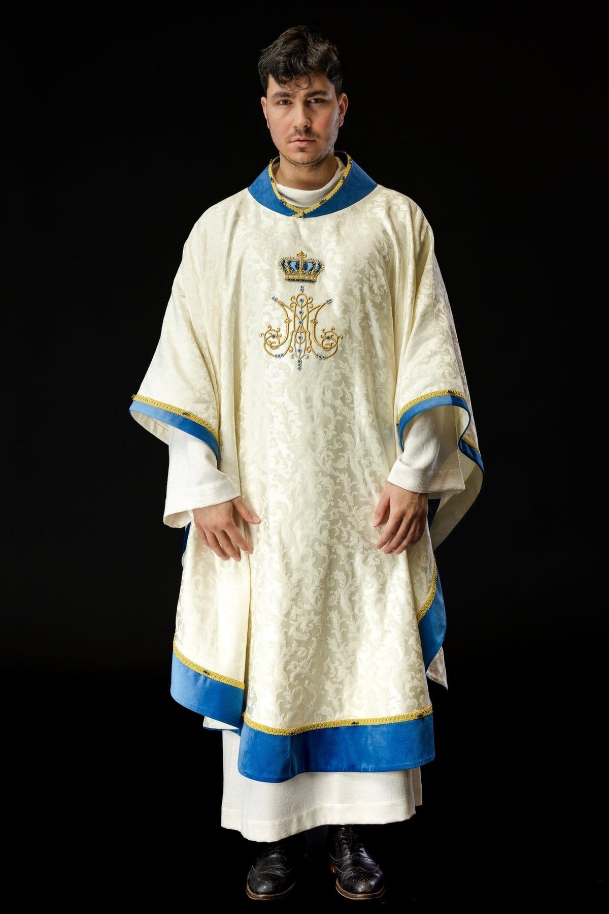 Marian chasuble, full front view with ivory jacquard fabric and blue velvet trim