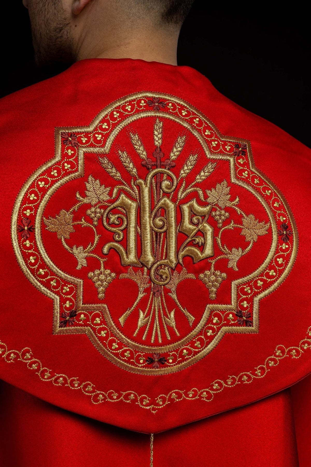 Kapa liturgiczna haftowana IHS w kolorze czerwonym