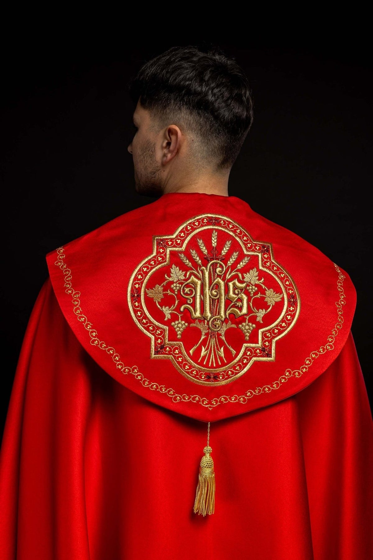 Kapa liturgiczna haftowana IHS w kolorze czerwonym