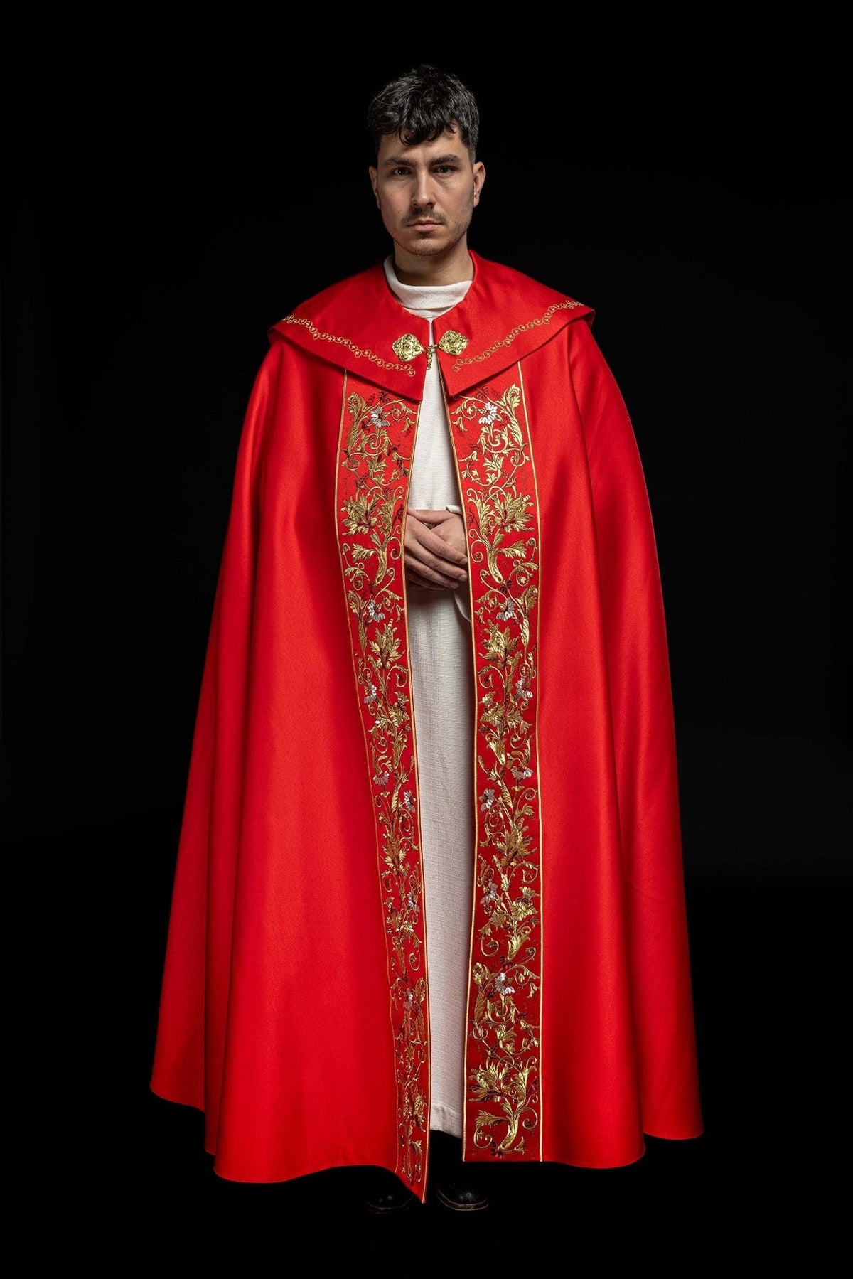Kapa liturgiczna haftowana IHS w kolorze czerwonym