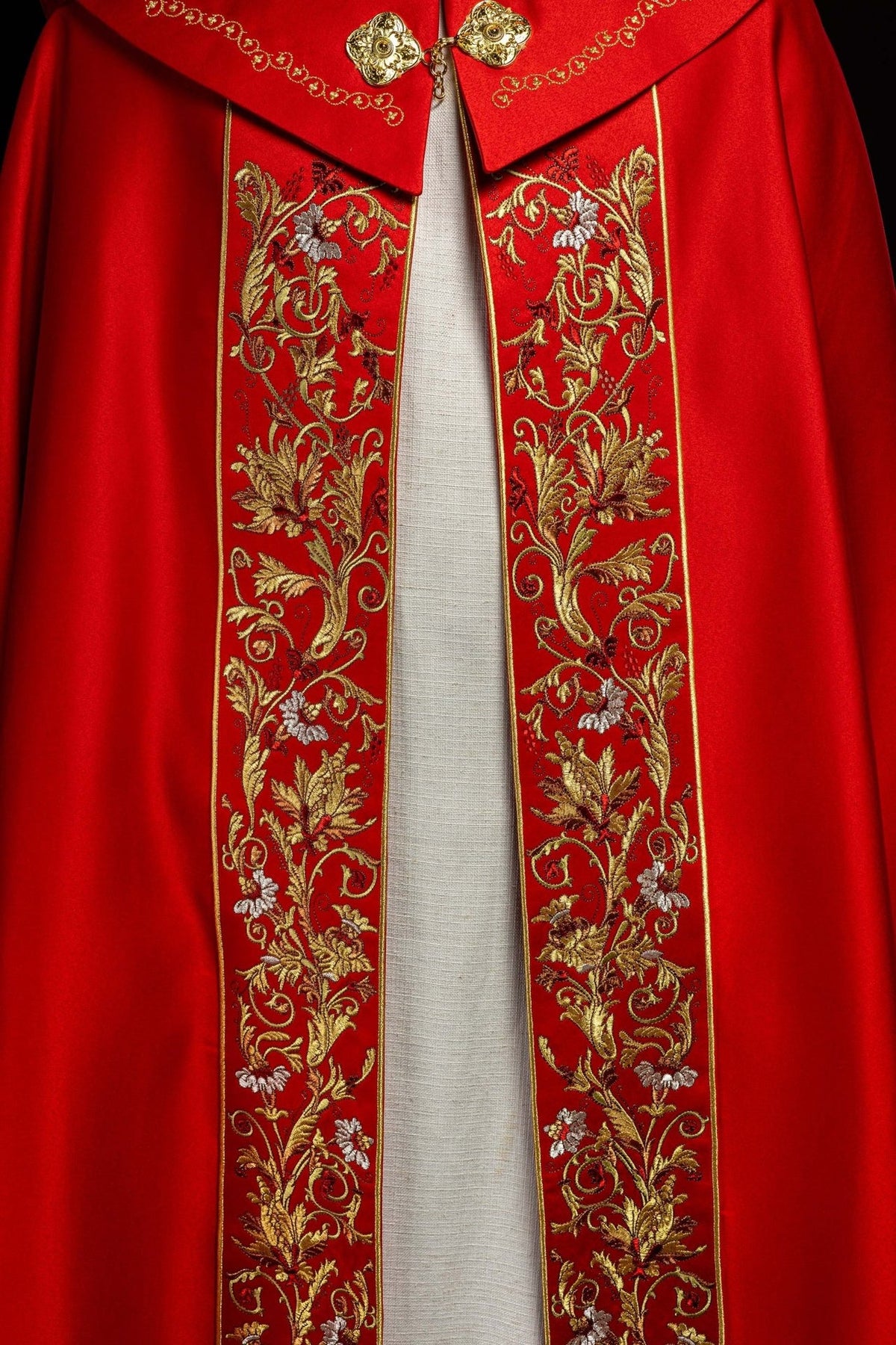 Kapa liturgiczna haftowana IHS w kolorze czerwonym