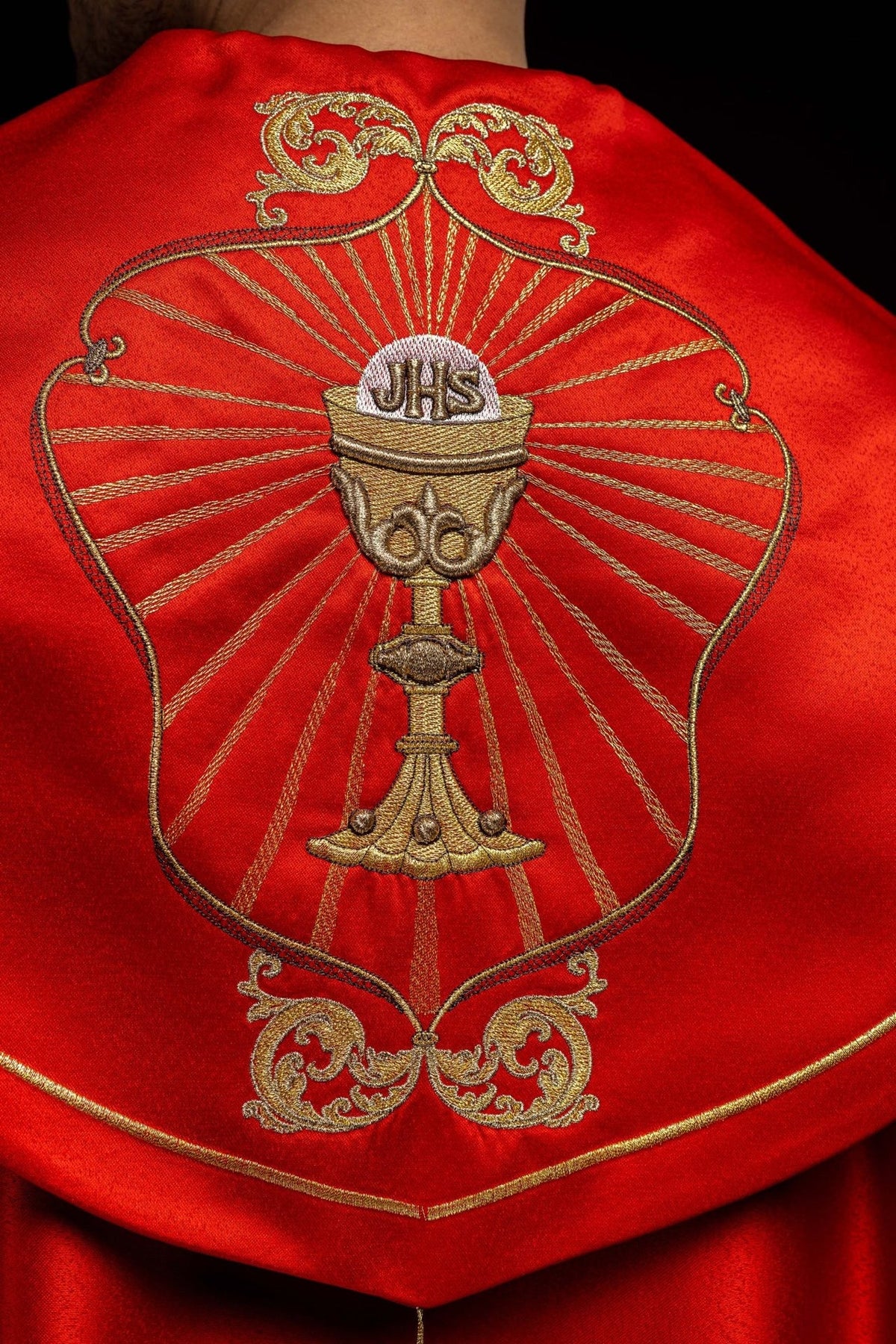 Kapa liturgiczna haftowana kielich i IHS w odcieniu czerwonym