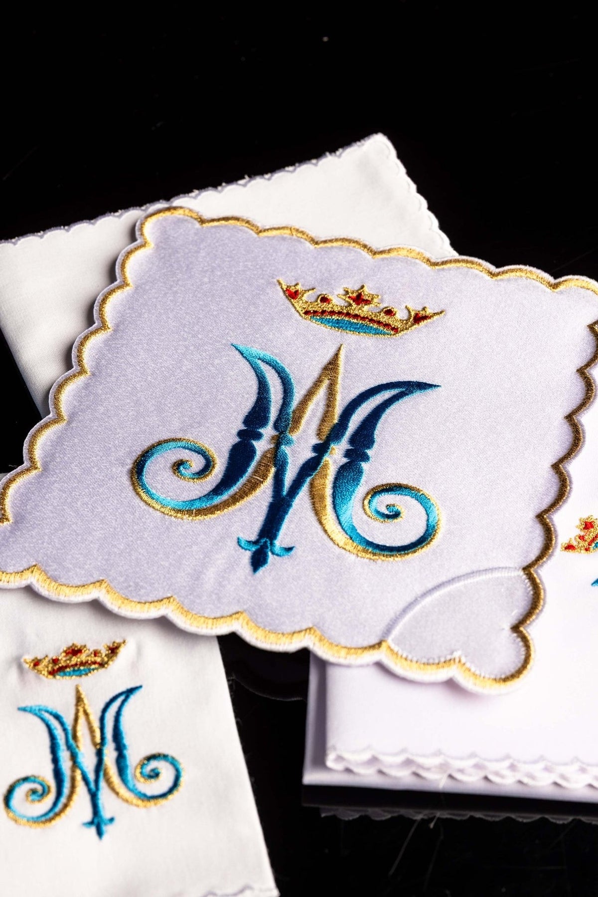 Marian altar linen set close-up with embroidered blue and gold Marian symbol and scalloped gold edging