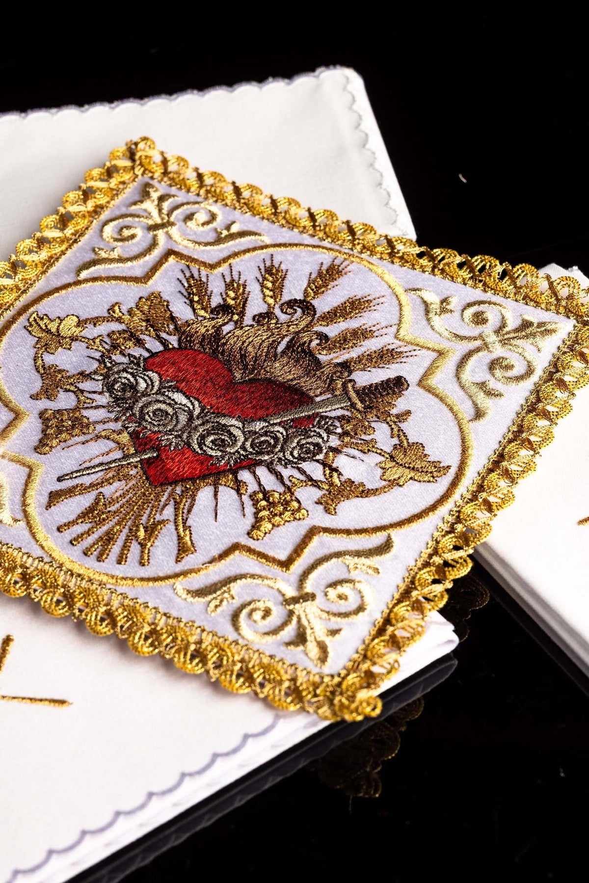 Altar linen set close-up of the Heart of Mary with gold embroidery, thorns, roses and rays