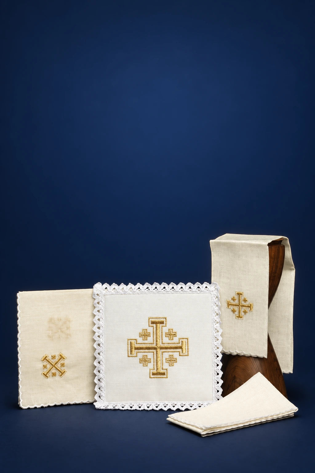 Altar linen set in linen with Jerusalem cross embroidery, ivory pieces with gold crosses and lace trim