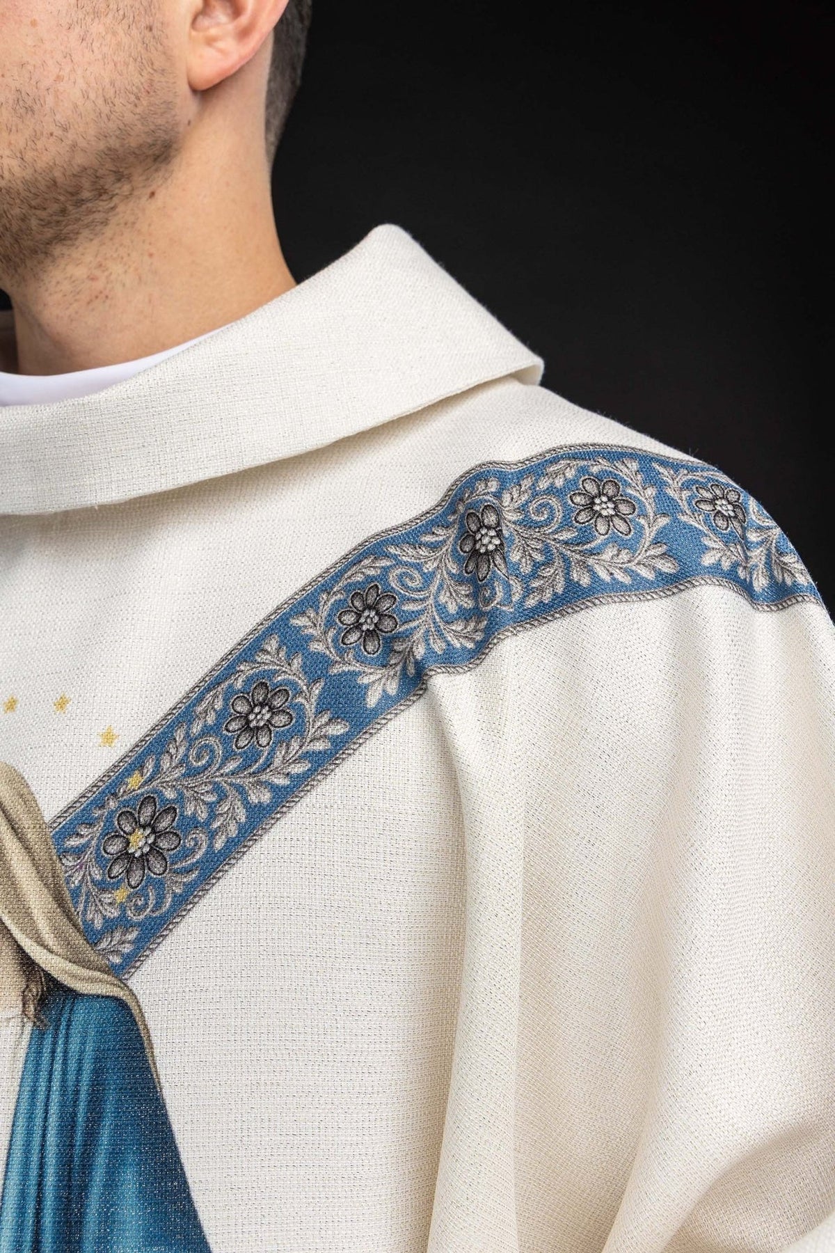 Chasuble with Our Lady image, close-up of the ecru edge trim and fabric