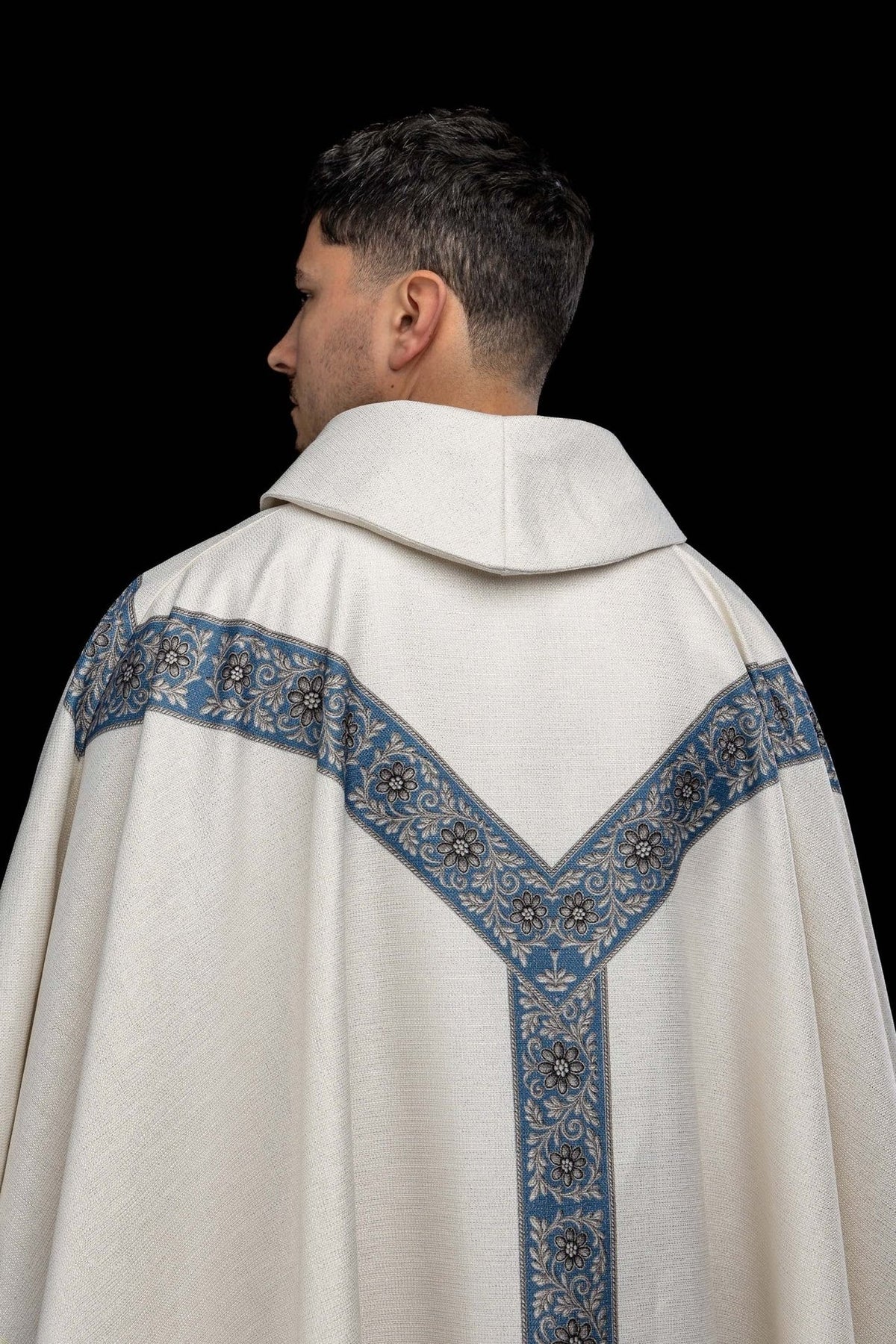 Chasuble with Our Lady image, close-up of the ecru collar and shoulder