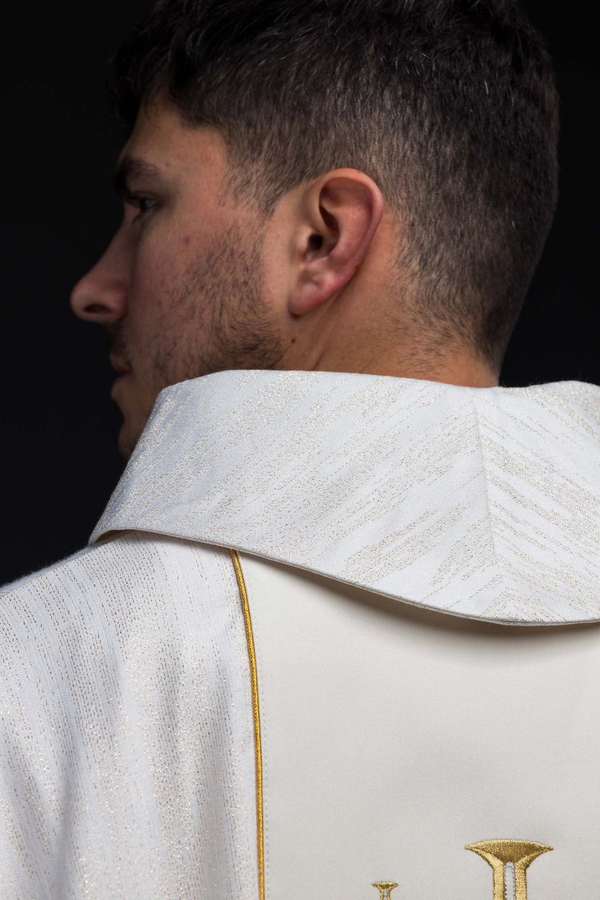 Ecru chasuble back close-up with stand-up collar and gold trim