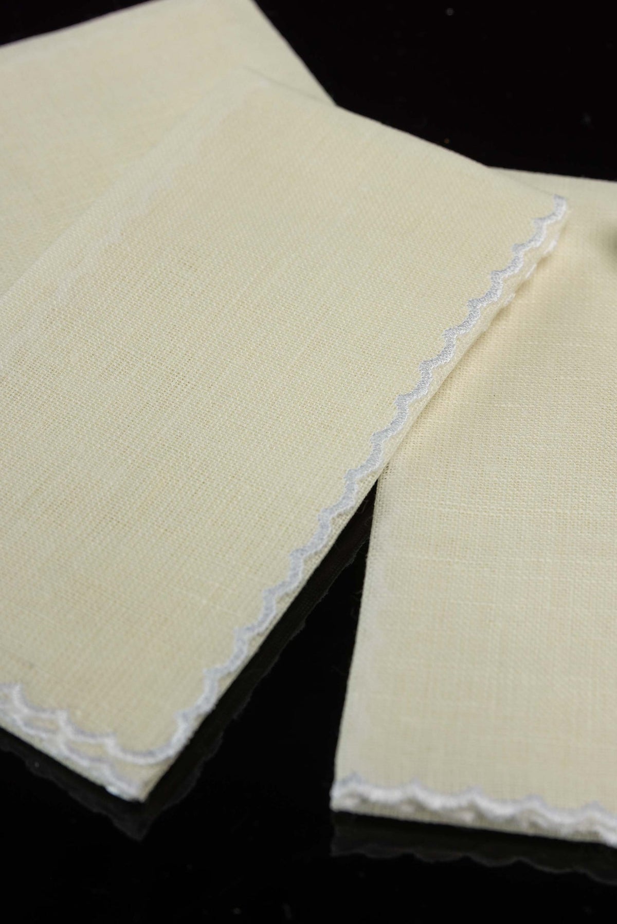 Linen lavabo towels detail of cream linen weave and white scalloped border