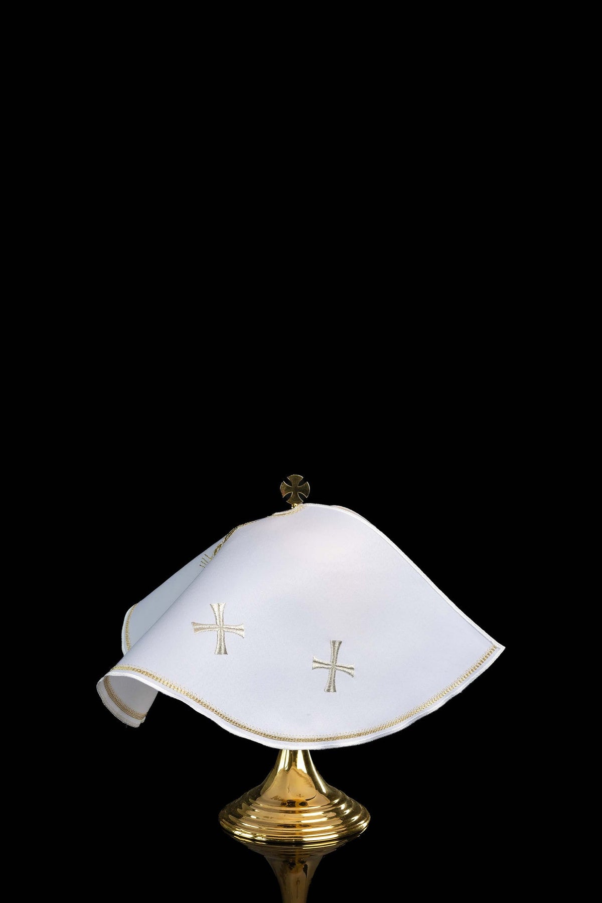 Ciborium veil, white back view with two embroidered crosses