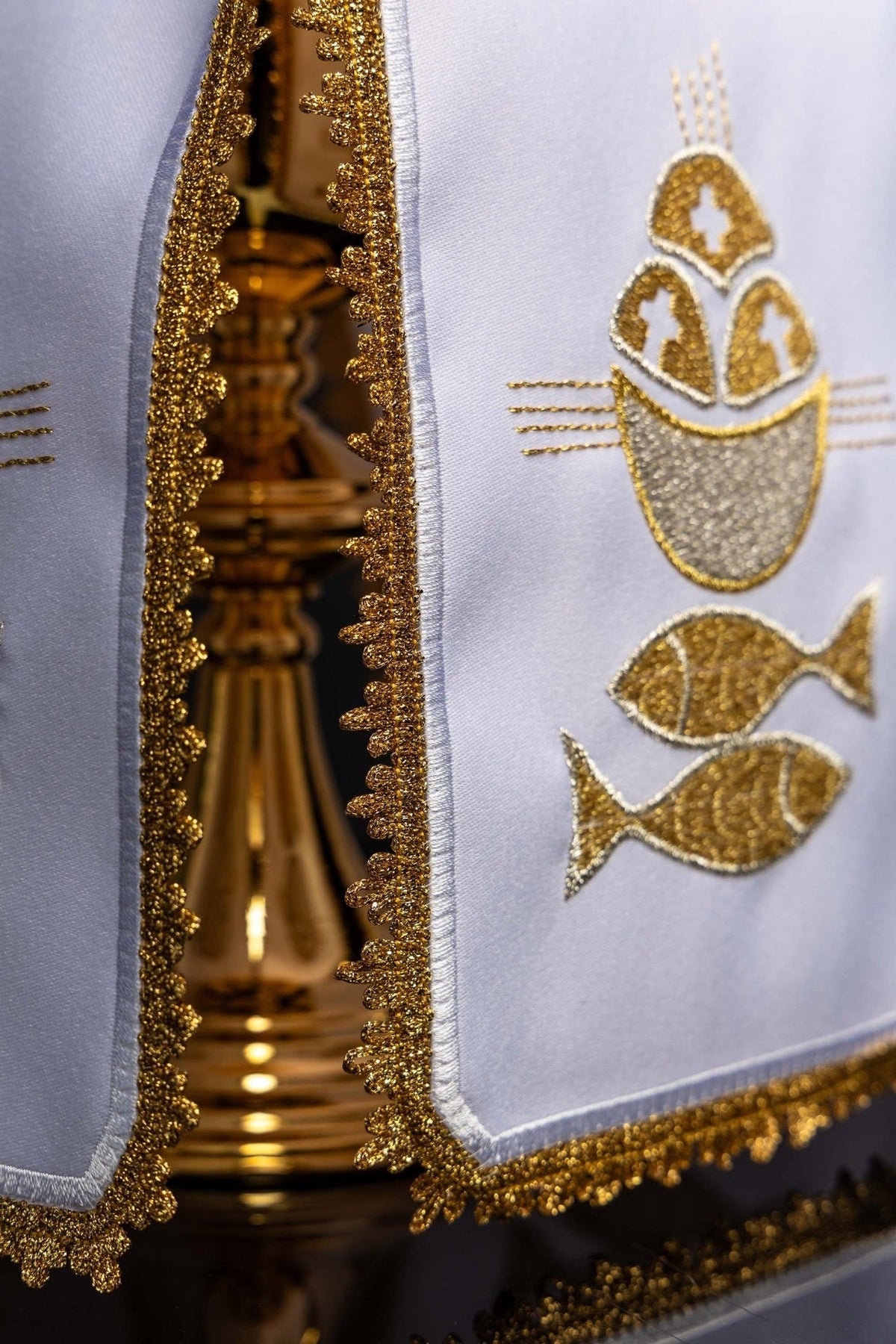 White ciborium veil side view showing gold trim and bread and fish embroidery