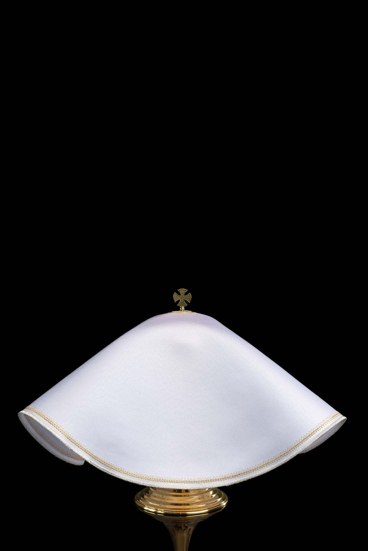 White ciborium veil back view with plain fabric and gold-trimmed edge