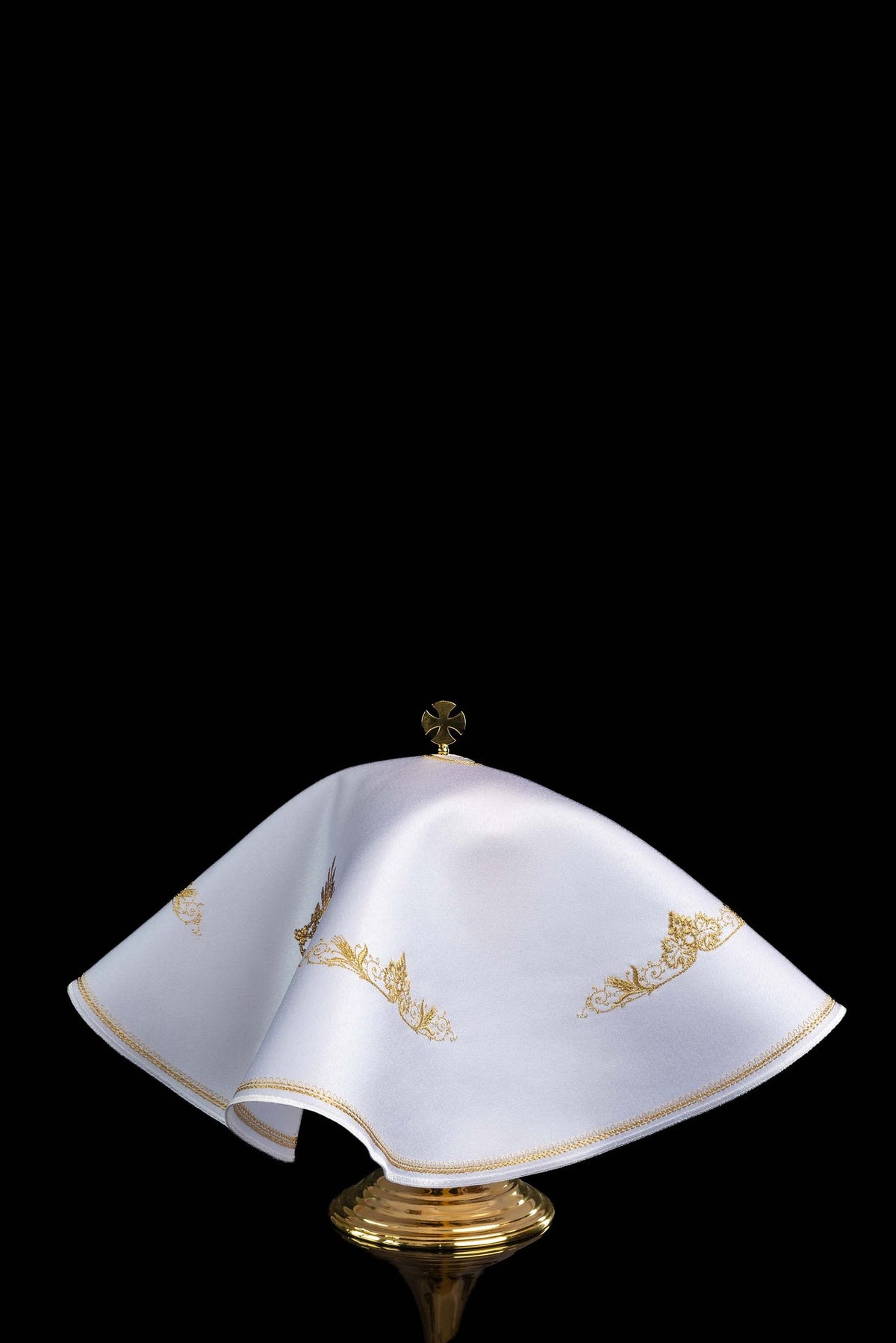 Ciborium veil angled view showing white fabric, gold trim and floral embroidery