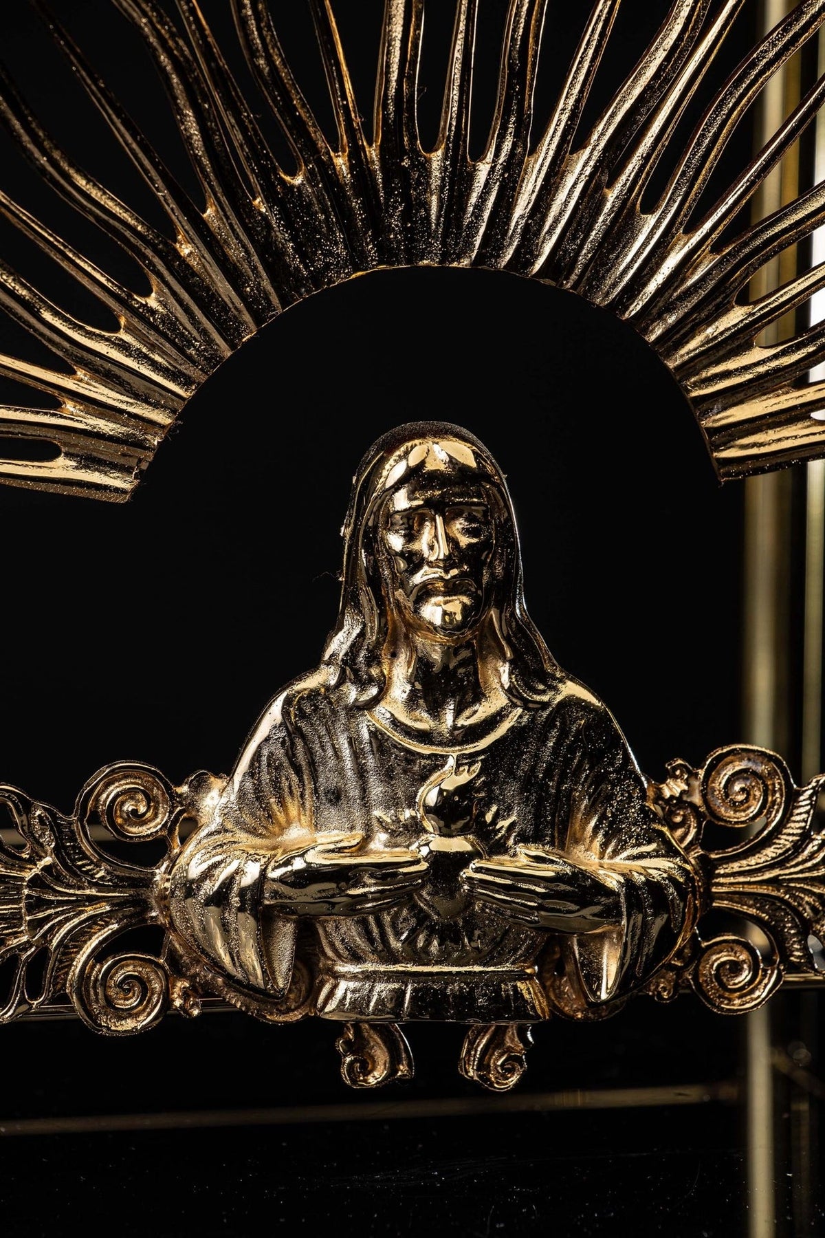 Thabor table close-up showing the gold-plated Christ figure and radiant sunburst