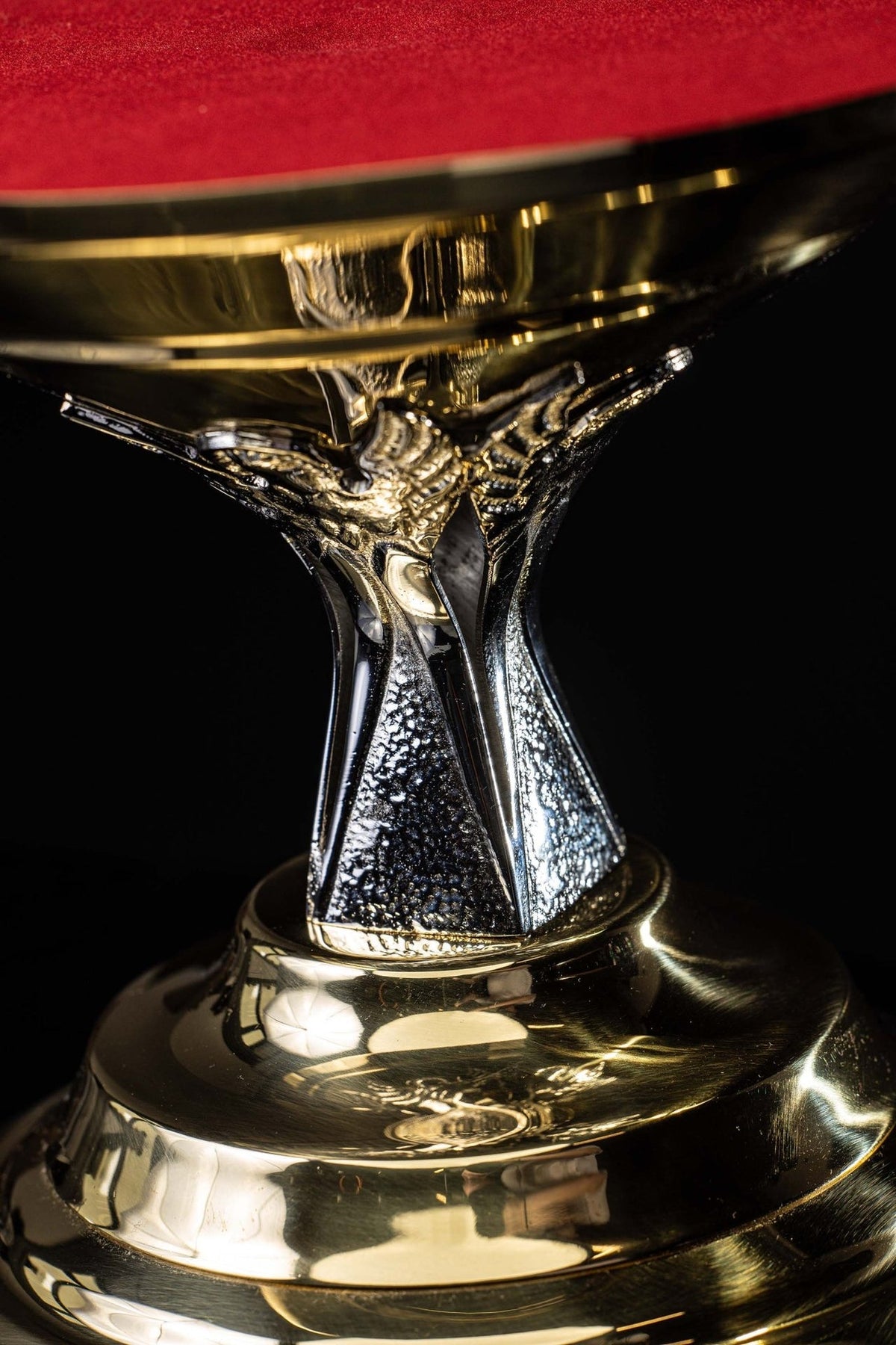 Thabor table close-up of red top, gold-plated rim and angel motif