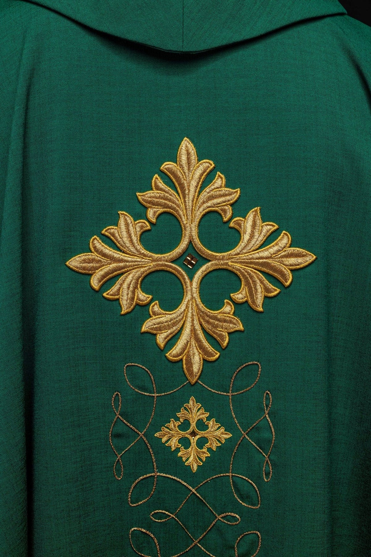 Green chasuble, back close-up with embroidered stand-up collar and gold motifs