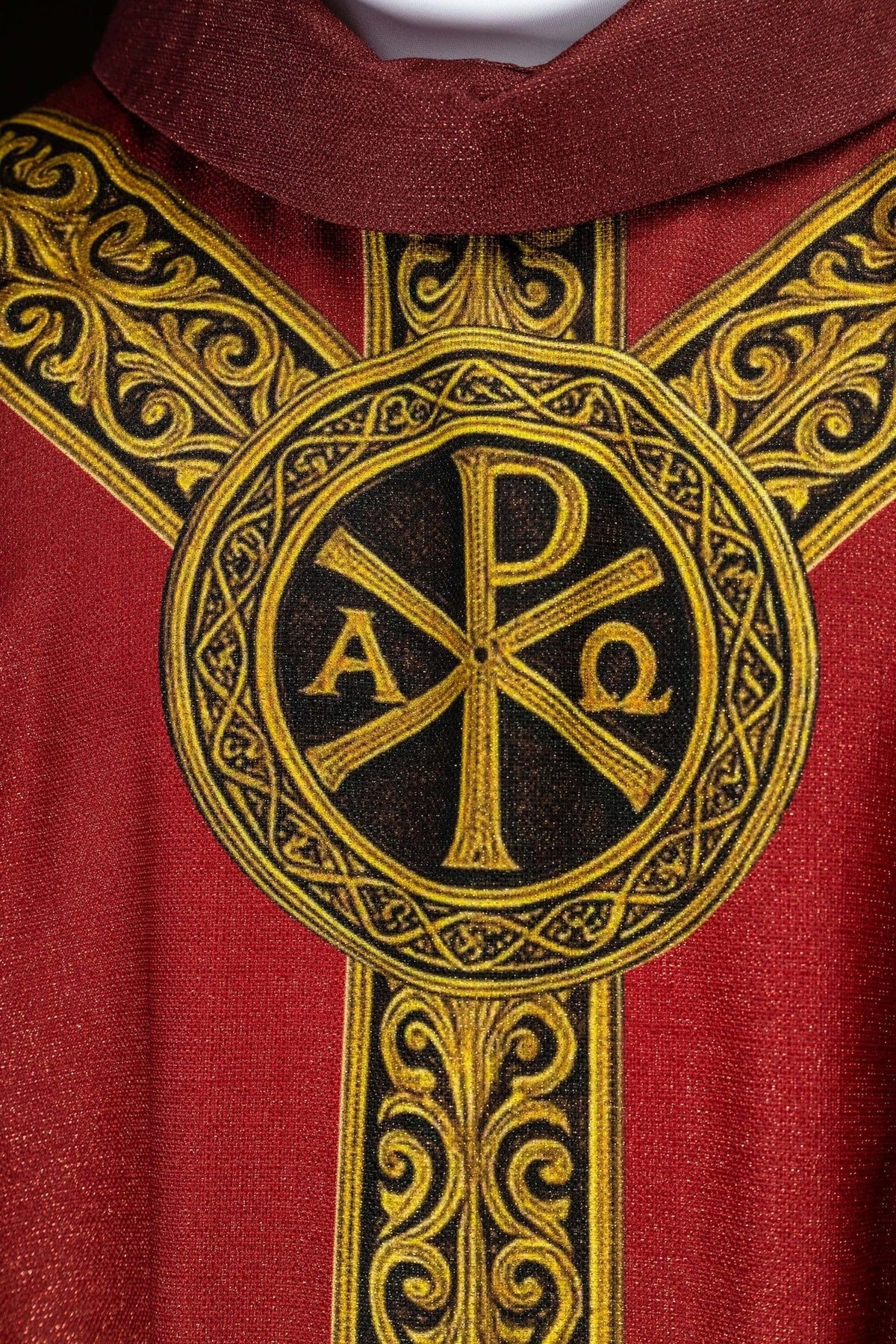 Ornat drukowany Pax czerwony z bogatym złotym zdobieniem