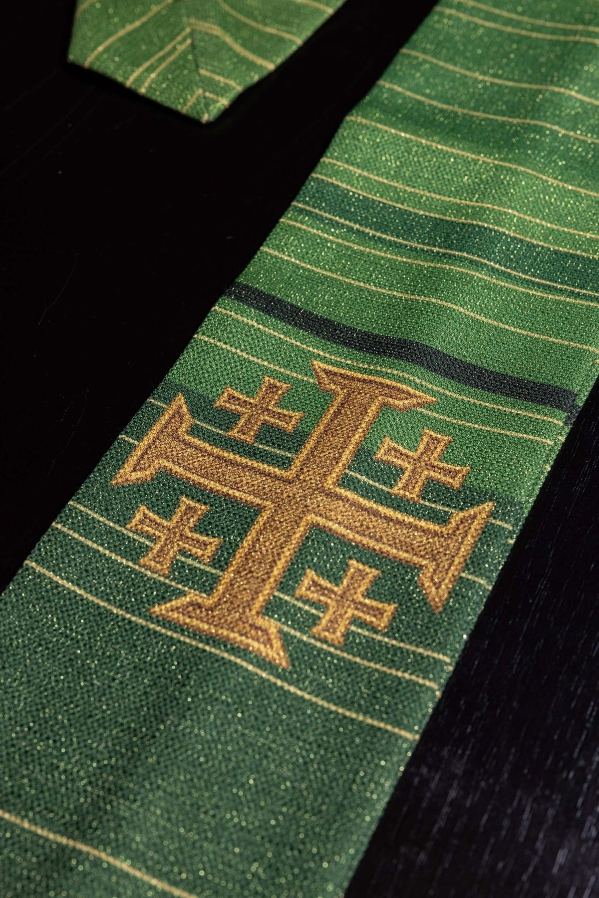 Ornat drukowany z Krzyżem Jerozolimskim zielony