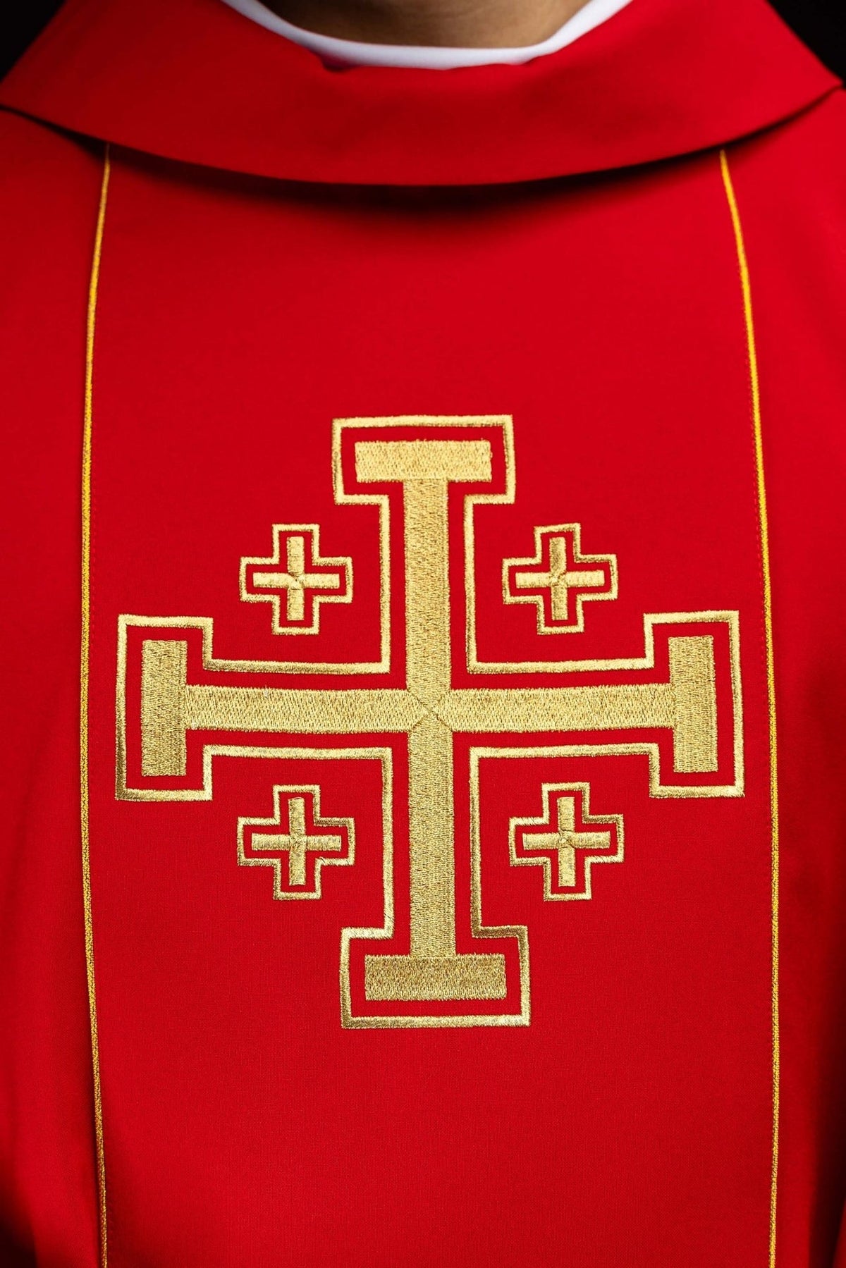 Ornat haftowany czerwony z pasem krzyże jerozolimskie