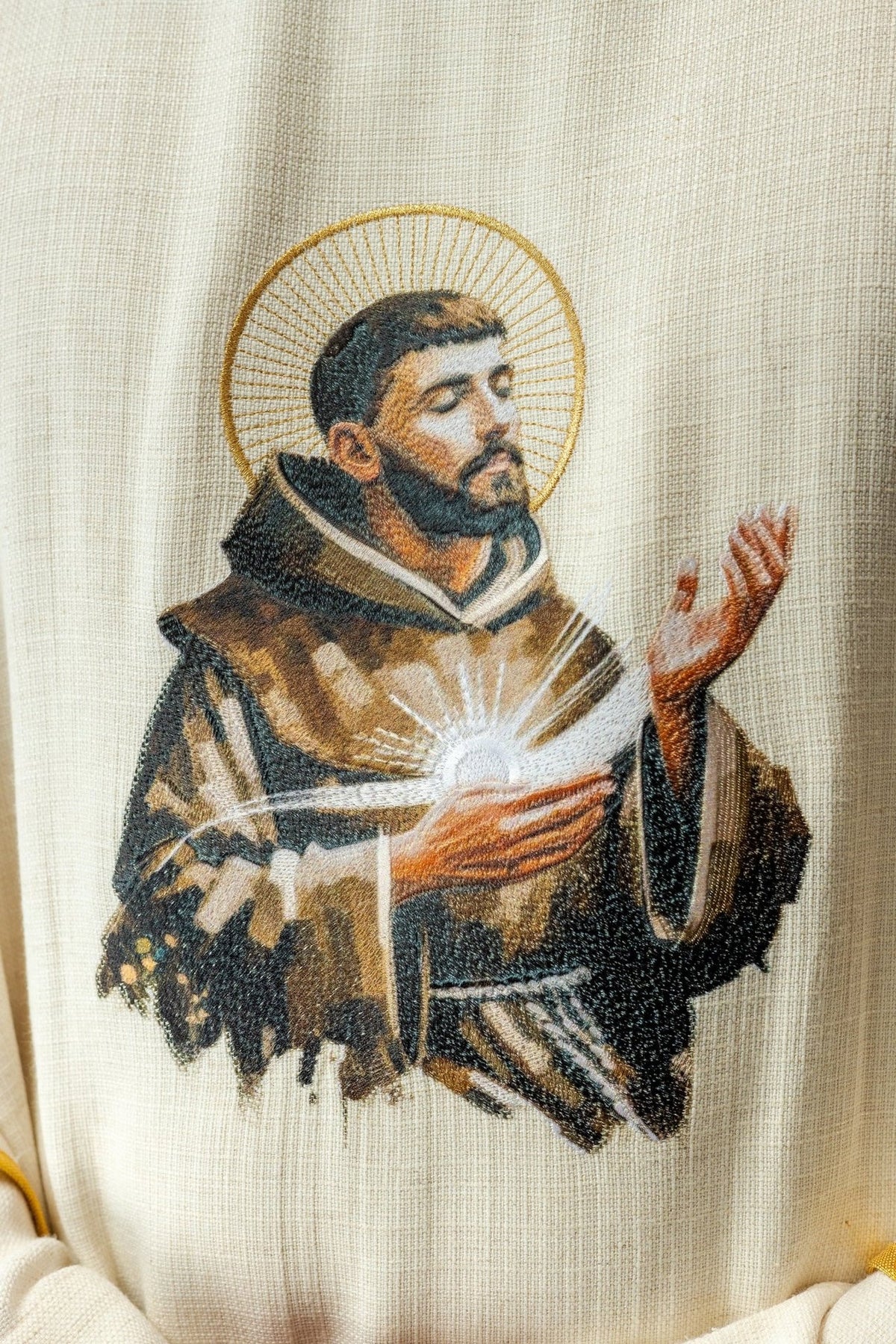 Ornat haftowany z wizerunkiem Świętego Franciszka