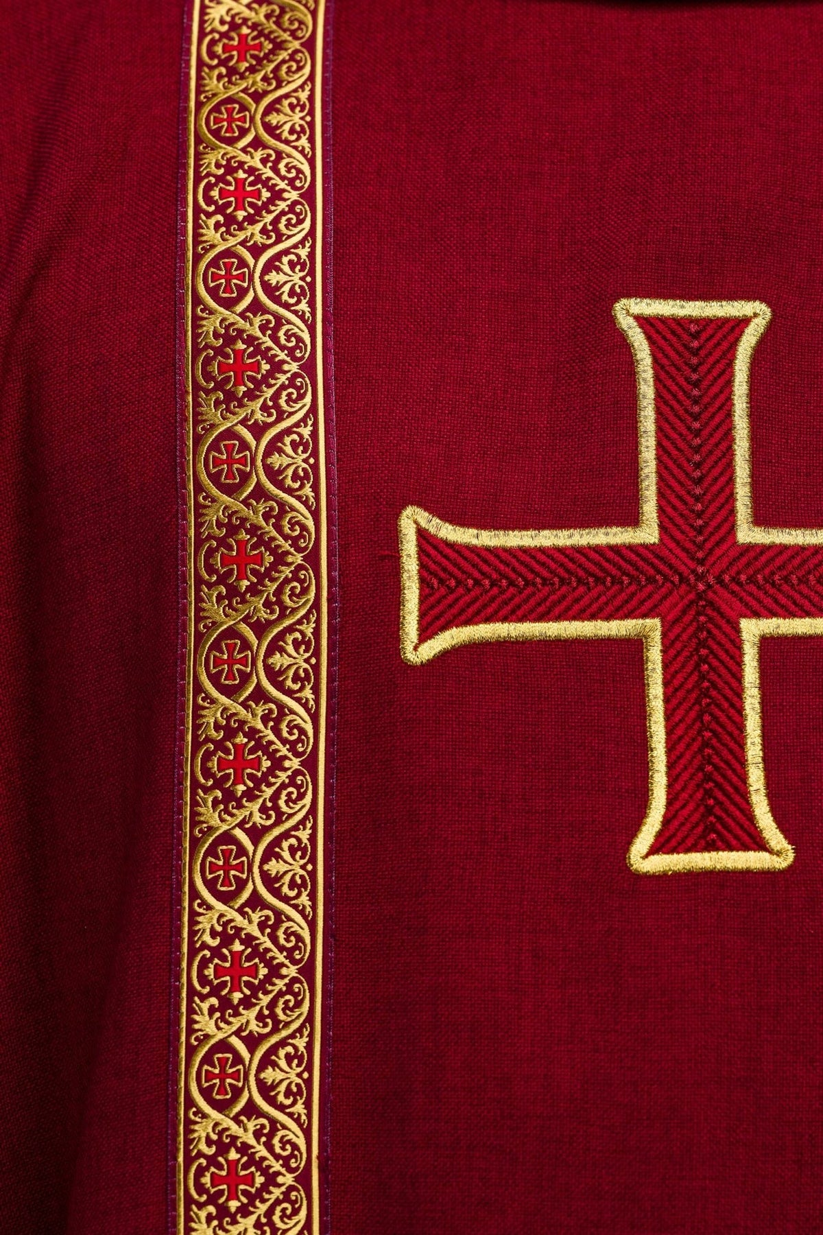 Ornat liturgiczny czerwony z haftowanym krzyżem i taśmami żakardowymi