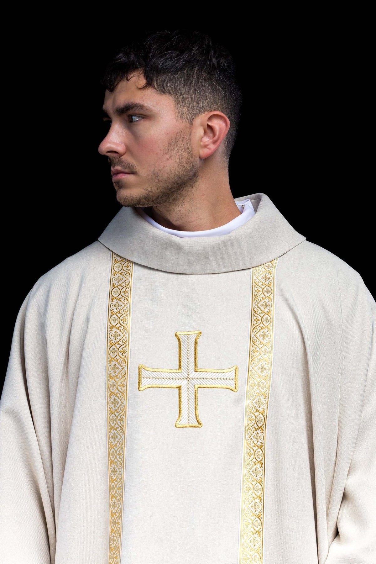 Ornat liturgiczny ecru z haftowanym krzyżem i taśmami żakardowymi