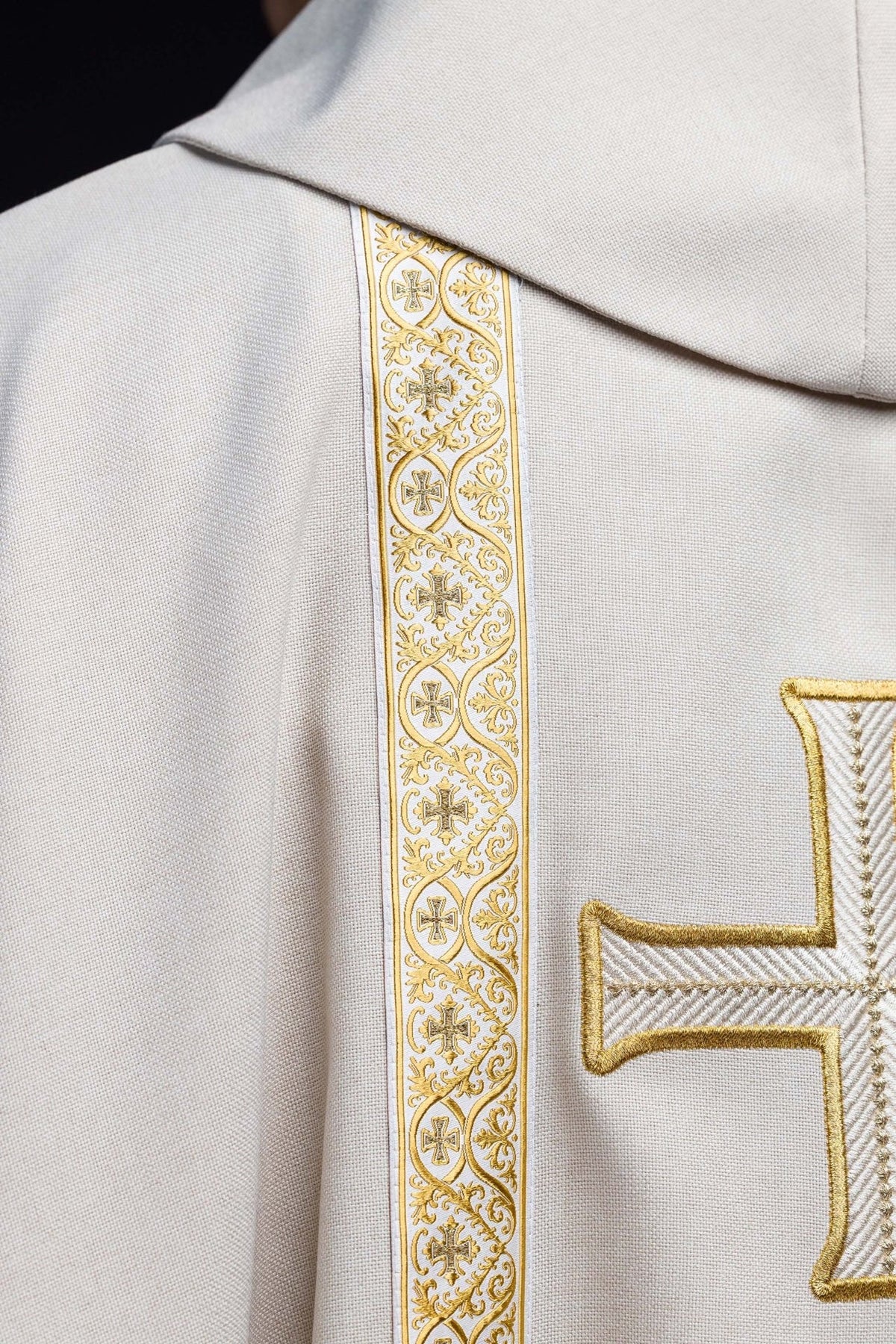 Ornat liturgiczny ecru z haftowanym krzyżem i taśmami żakardowymi