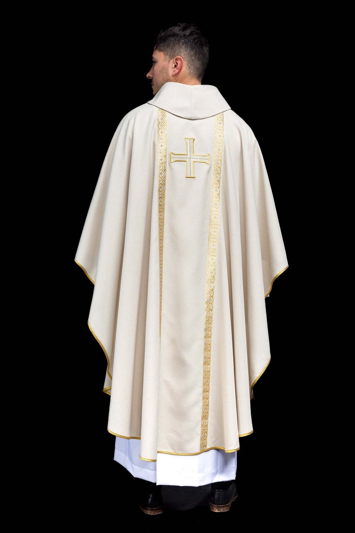 Ornat liturgiczny ecru z haftowanym krzyżem i taśmami żakardowymi